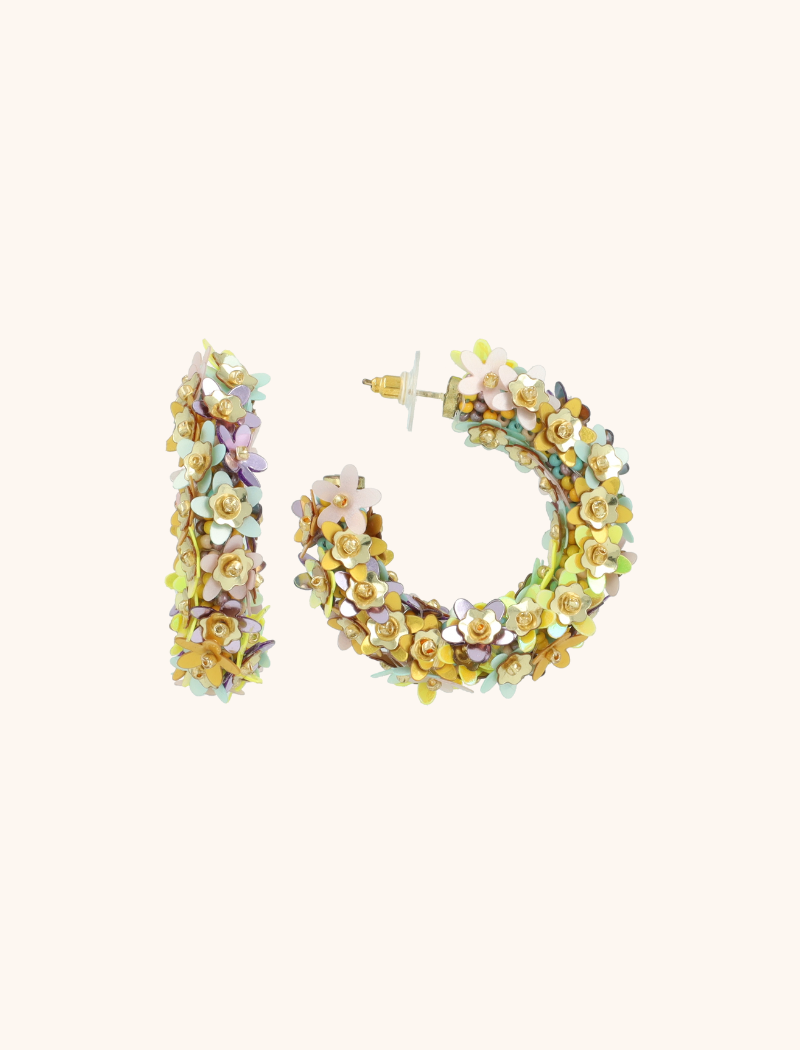Voor een speelse en vrolijke uitstraling kies je de 'Yellow/Lavender/Mint Oorbellen Jasmijn Flower Creole M'. De levendige kleuren en het verfijnde bloemdesign maken deze oorbellen ideaal voor vrouwen die durven op te vallen. Ondanks hun opvallende design wegen ze slechts 13,1 gram, wat zorgt voor comfortabel dragen. Maak een statement met deze prachtige oorbellen van LOTT. gioielli.