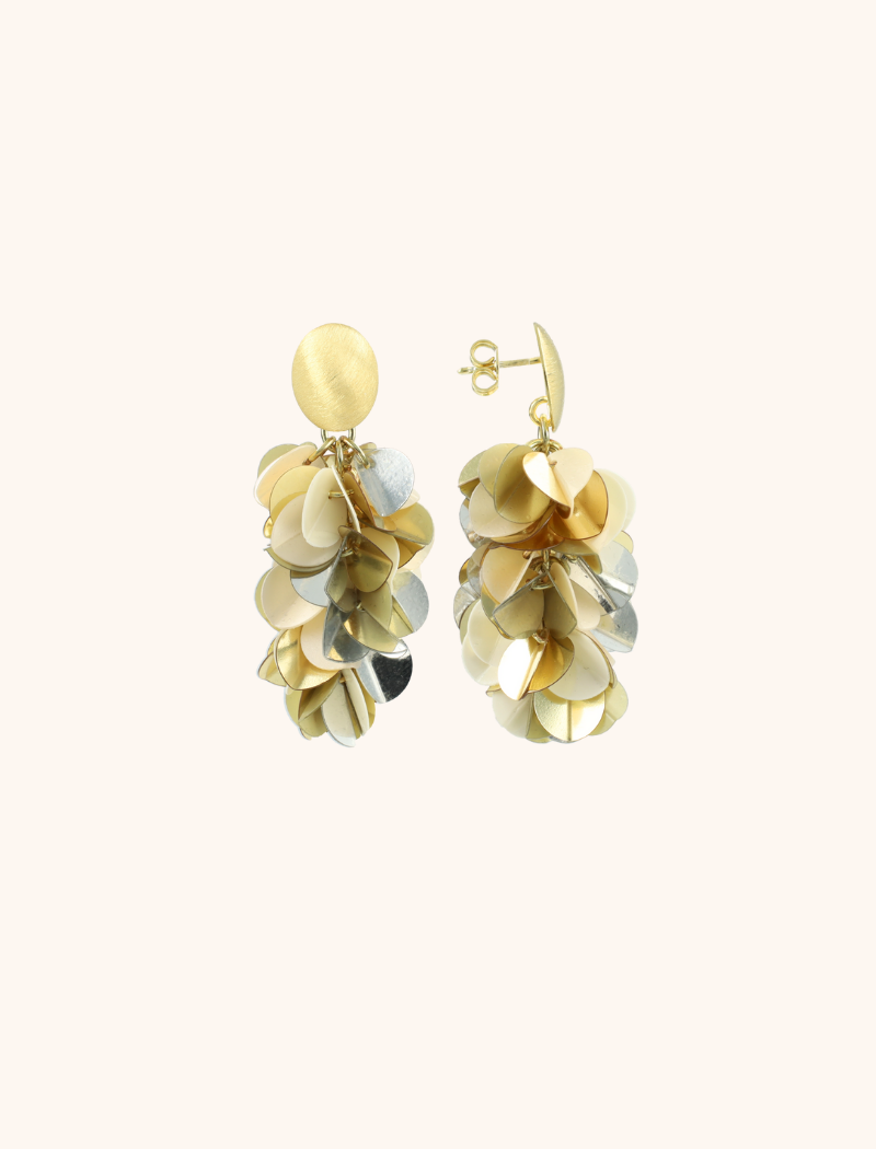 Laat je betoveren door de verfijnde elegantie van de 'Zilver Gouden Sequin Snake Oorbellen M' van LOTT. gioielli. Deze oorbellen hebben een prachtig ontwerp van pailletten slangen in schitterende zilveren en gouden tinten, die een vleugje luxe aan elke outfit toevoegen. Met een gewicht van 4,7 gram bieden ze een comfortabele maar gedurfde uitstraling voor de hele dag. Perfect voor zowel casual als formele gelegenheden, stralen deze oorbellen weelde en verfijning uit, waardoor ze een onmisbare toevoeging zijn aan je sieradencollectie. Verhoog je stijl met deze prachtige oorbellen die de essentie van LOTT. gioielli belichamen. You deserve a LOTT.