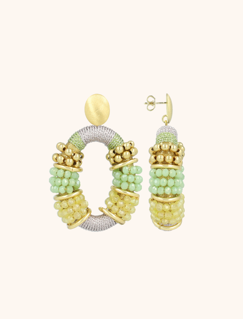 Voeg een speelse flair toe aan je outfit met de 'Yellow/Lavender/Mint Oorbellen Elle Combi Oval Deluxe M'. Deze kleurrijke oorbellen van LOTT. gioielli zijn een perfecte balans tussen verfijning en expressie. Licht van gewicht en comfortabel om te dragen, maken ze elke dag een stukje specialer. You deserve a LOTT.