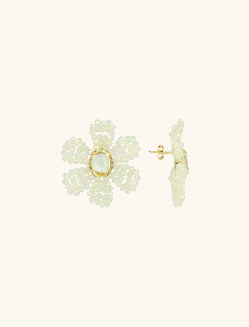 Voeg een stijlvolle twist toe aan je zomerdagen met de 'Madelief Blooming Flower M' in Beige. Vervaardigd uit hoogwaardige materialen, met een tijdloze afwerking. Ze rusten moeiteloos op je oor, perfect voor dagen vol zon en beweging. De beige tint doet denken aan zwoele zonsondergangen of een ijskoud drankje op het terras.