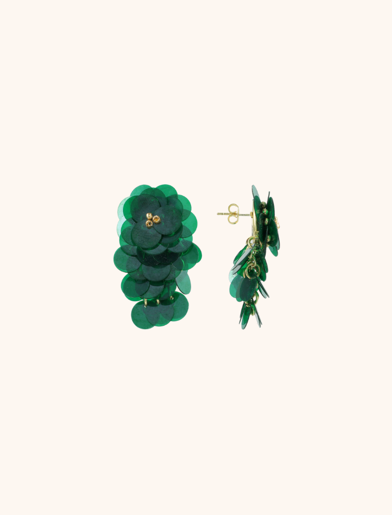 Omarm de levendigheid van de 'Fel Groene Sequin Flower Waterfall Oorbellen M' van LOTT. gioielli, waar elegantie samensmelt met artistieke expressie. Deze oorbellen zijn voorzien van een cascade van paillet bloemen in een levendige felgroene kleur, die een dynamische en verfijnde touch toevoegen aan elke outfit. Met een gewicht van 4,5 gram hebben ze een opmerkelijke aanwezigheid en zorgen ze voor comfort tijdens langdurig dragen. Of ze nu casual outfits versterken of formele kleding aanvullen, deze oorbellen belichamen luxe en individualiteit, waardoor ze een opvallend stuk zijn in je sieradencollectie. Verrijk je stijl met deze prachtige oorbellen die de essentie van LOTT. gioielli belichamen. You deserve a LOTT.
