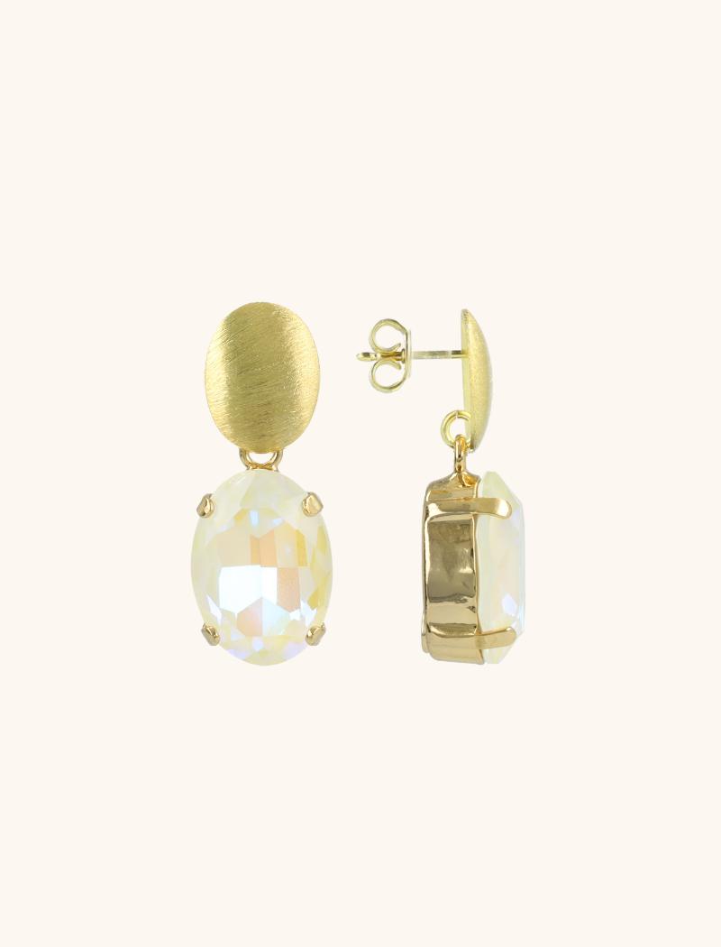 Voeg een vleugje tijdloze elegantie toe aan je look met de 'White Crystal Daan ovaal Strass Pendant Oorbellen' van LOTT. gioielli. Deze prachtige oorbellen, met een ovale vorm en sprankelende strass elementen in helder wit kristal, stralen een verfijnde charme uit. Hun glinsterende details vangen het licht op een subtiele en elegante manier, waardoor je een vleugje glamour toevoegt aan elke outfit. Met een gemiddeld gewicht zijn deze oorbellen comfortabel om te dragen, waardoor ze perfect zijn voor dagelijks gebruik of voor speciale gelegenheden. Of je ze nu draagt naar een chique diner of een avondje uit, ze zullen zeker de aandacht trekken en je stijl naar nieuwe hoogten tillen. Combineer ze met andere stukken uit onze collectie voor een gecoordineerde en luxueuze uitstraling. Voeg een vleugje exclusiviteit toe aan je sieradencollectie met de 'White Crystal ovaal Strass Pendant Oorbellen' van LOTT. gioielli, ontworpen door Daan. Hun verfijnde design en sprankelende details maken ze een onmisbaar accessoire voor elke moderne vrouw. You deserve a LOTT.