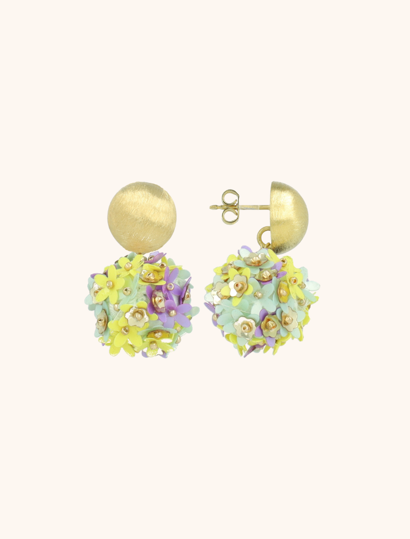 Breng een vrolijke en speelse flair aan je look met de 'Yellow/Lavender/Mint Oorbellen Daisy Flower Globe M'. De levendige kleuren en het verfijnde ontwerp maken deze oorbellen een perfecte keuze voor vrouwen die houden van kleur. Met een gewicht van 9,8 gram blijven ze comfortabel en stijlvol. Maak je outfit compleet met deze unieke oorbellen van LOTT. gioielli.