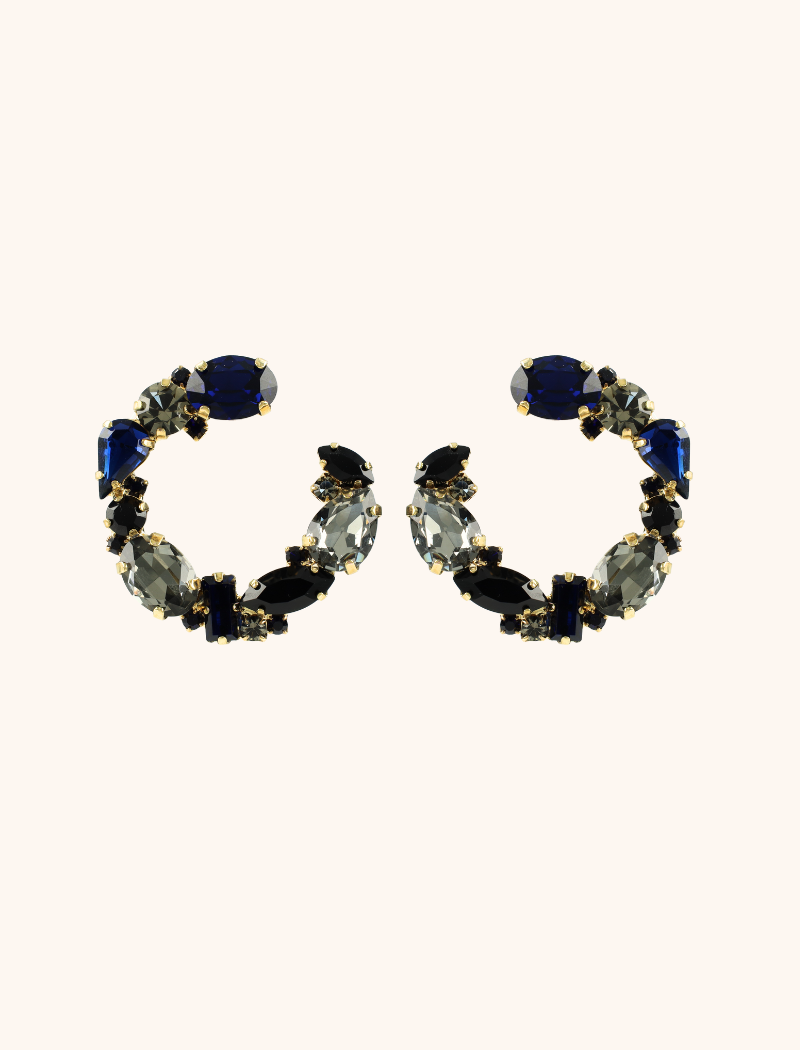 De 'Dark Blue Oorbellen Dewi Irregular Creool' zijn perfect voor wie houdt van een diepe, rijke kleur in zijn sieraden. Met hun unieke onregelmatige vorm en donkerblauwe strass-stenen zijn deze oorbellen van 12 gram en een lengte van 4 cm, ideaal voor een stijlvolle avond. You deserve a LOTT.