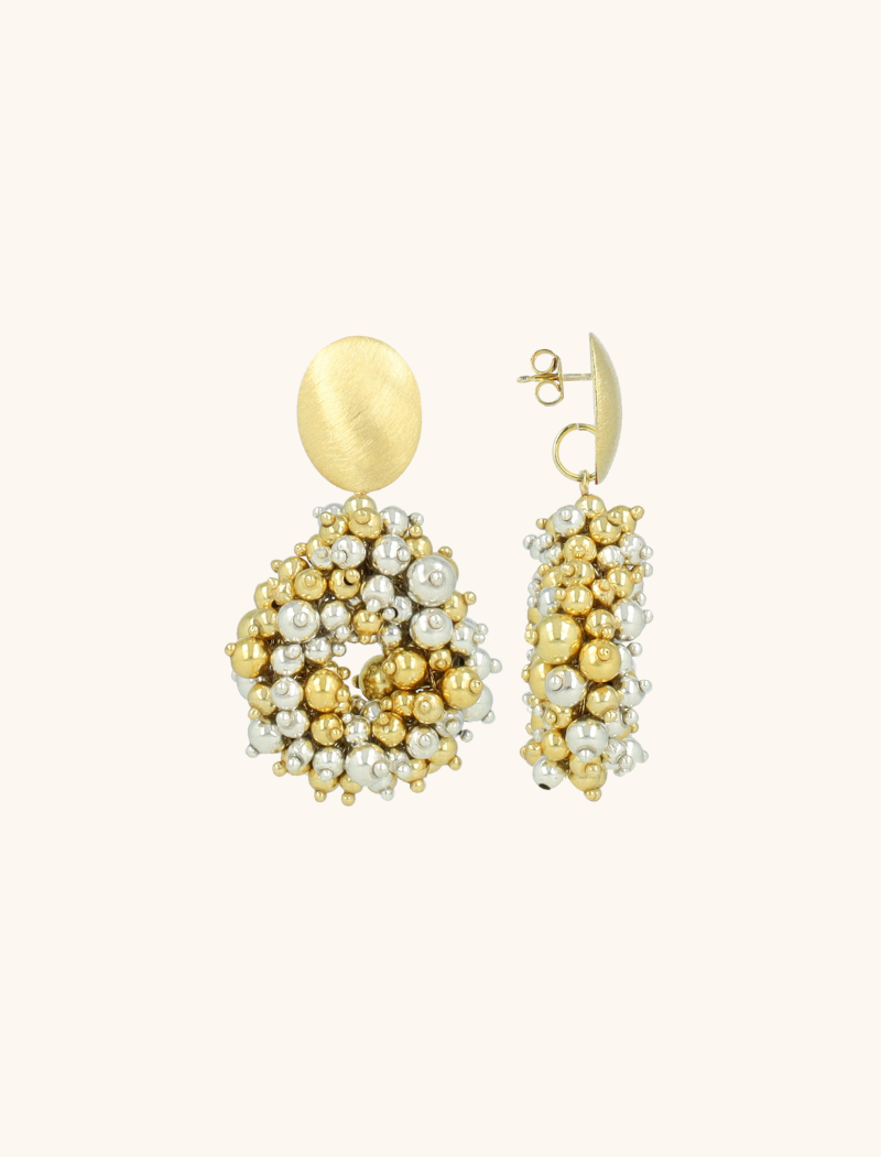 De eyecatchers van dit seizoen! Deze prachtige goudkleurige oorbellen zijn de statements uit de winter collectie. Een combinatie van goudkleurige en zilverkleurige details brengt je helemaal in de feestelijke sferen. You deserve a LOTT.