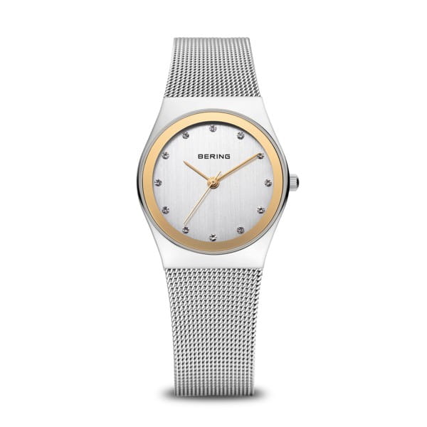  Klassiek, puristisch en toch spannend. Perfect stijlvol samen met contemporain  minimalisme. De CLASSIC-COLLECTIE is geïnspireerd op Deens design en staat voor unieke horloges die je dagelijkse stijl perfect accentueren.    Zeer hard kristalhelder en krasvast saffierglas zorgt dat de prachtige wijzerplaat duidelijk zichtbaar is. 