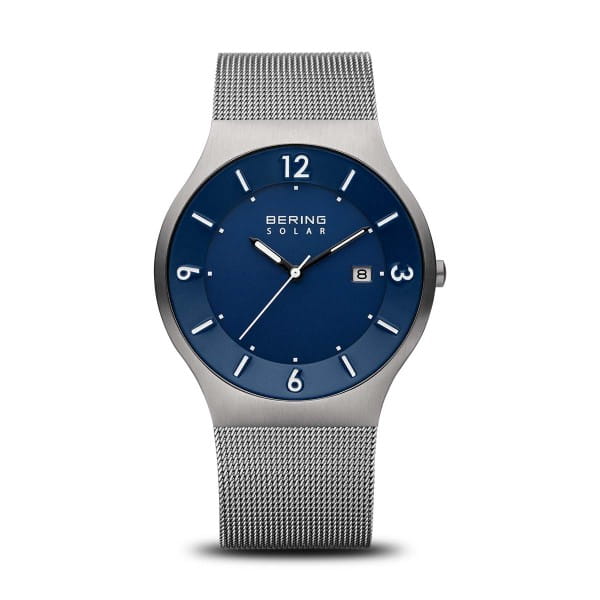 Dit prachtige horloge van Bering werkt op zonnenenergie en wordt gedragen door heren