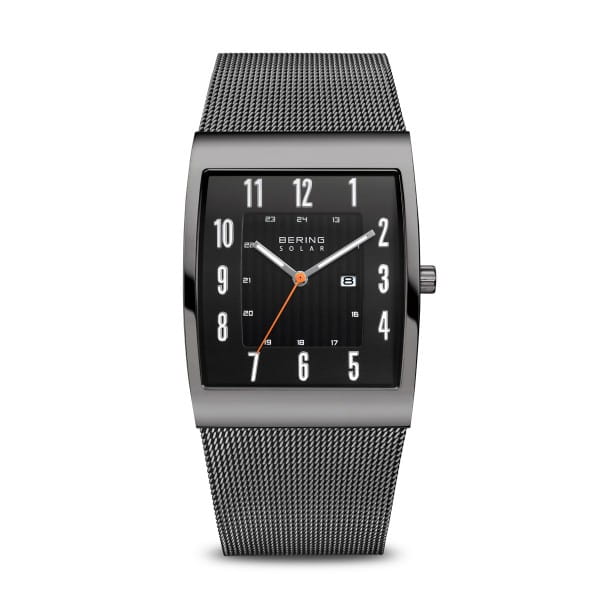  De SLIM SOLAR-COLLECTIE is gebaseerd op klassiek Deens design en staat voor wondermooie horloges die op zonne-energie lopen. De perfecte mix van elegantie, minimalisme en milieuvriendelijkheid die bij elke gelegenheid past. Het lichte en ultradunne SOLAR-horloge zit prettig om je arm.   Zijn speciale highlight is de oplaadbare batterij die door alle soorten lichtbronnen kan worden opgeladen en die na één keer volledig opladen, 6-12 maanden blijft lopen. Zeer hard kristalhelder en krasvast saffierglas zorgt dat de prachtige wijzerplaat duidelijk zichtbaar is. 