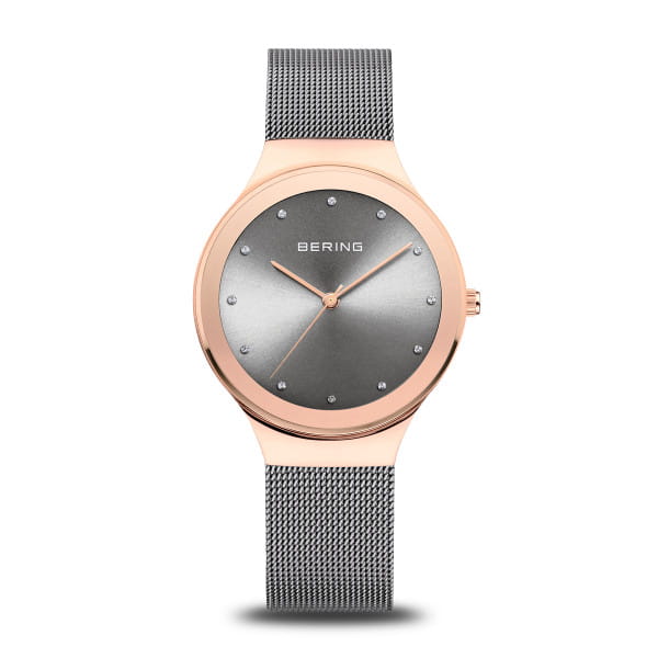  Klassiek, puristisch en toch spannend. Perfect stijlvol samen met contemporain  minimalisme. De CLASSIC-COLLECTIE is geïnspireerd op Deens design en staat voor unieke horloges die je dagelijkse stijl perfect accentueren.    Zeer hard kristalhelder en krasvast saffierglas zorgt dat de prachtige wijzerplaat duidelijk zichtbaar is. 
