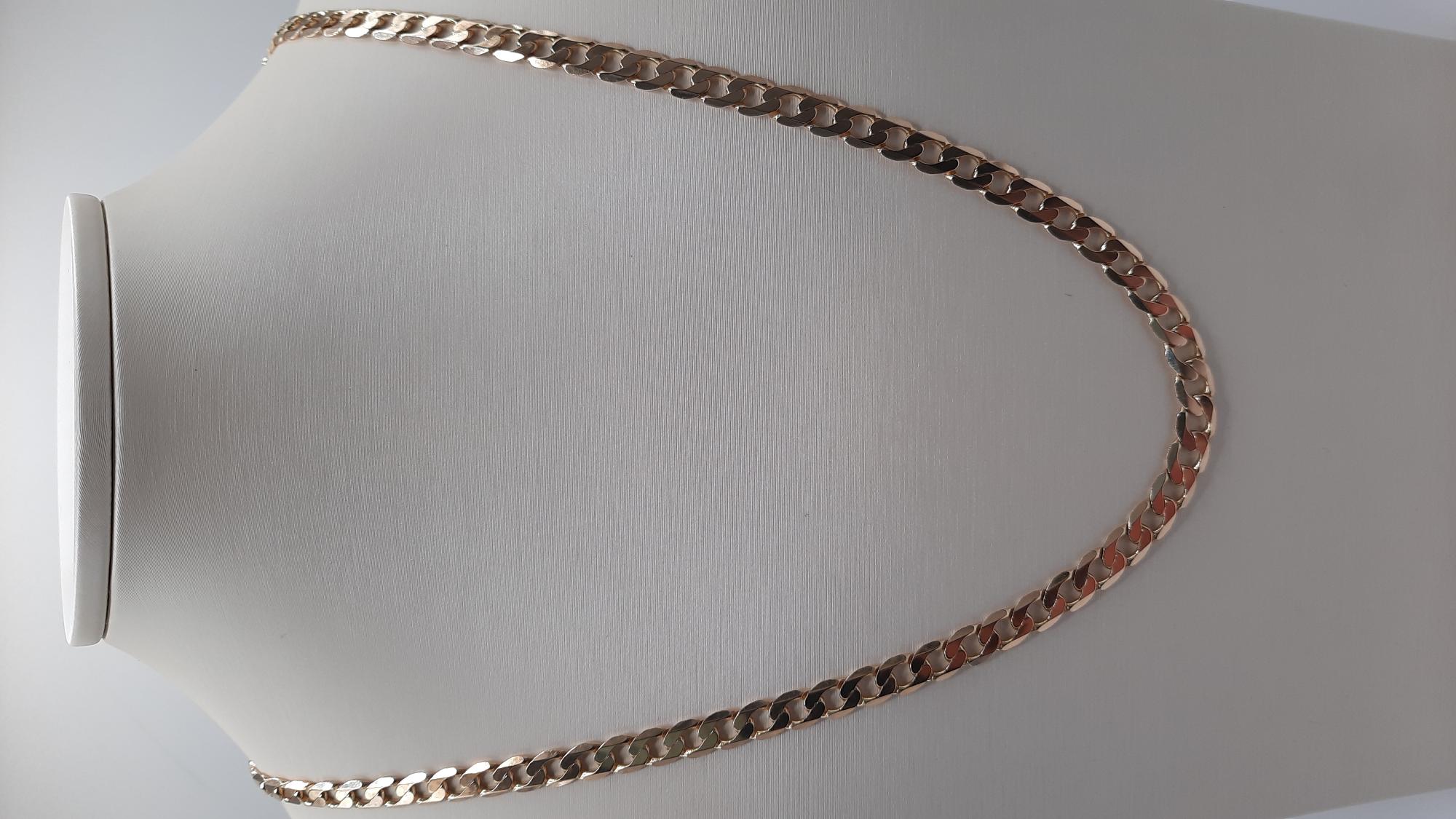 Deze prachtige gouden ketting van modelnummer BREA-0002482 is gemaakt van 14-karaats goud. Met een lengte van 57 cm en een gewicht van 24,06 gram, heeft deze gourmetketting een glanzende afwerking. Het beste te dragen op een elegante avondjurk of casual blouse voor een verfijnde look. Perfect voor zowel dagelijks als avondgebruik.