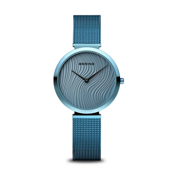  De liefdadigheidshorloges van dit jaar maken indruk met hun arctisch blauwe kleurenschema en fijne details. Als bijzonder hoogtepunt maakt het horloge indruk met een opvallend golfpatroon in de wijzerplaat, beschermd door krasbestendig saffierglas. De gepolijste, arctic blue roestvrijstalen kast, gemaakt van zuiver en hoogwaardig roestvrij staal (316L), in combinatie met de edele Milanaise armband zorgt voor een adembenemende look. 