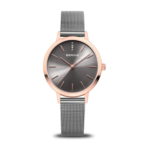  Klassiek, puristisch en toch spannend. Perfect stijlvol samen met contemporain  minimalisme. De CLASSIC-COLLECTIE is geïnspireerd op Deens design en staat voor unieke horloges die je dagelijkse stijl perfect accentueren.    Zeer hard kristalhelder en krasvast saffierglas zorgt dat de prachtige wijzerplaat duidelijk zichtbaar is. 