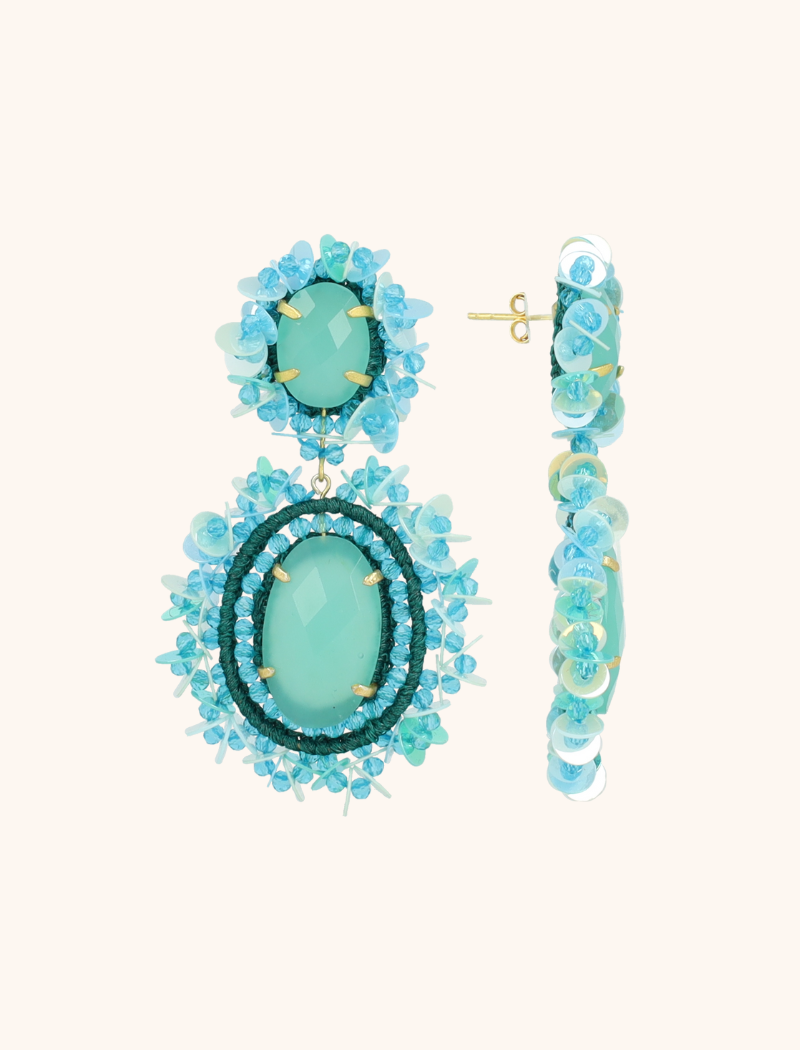 Subtiel, sprankelend en helemaal van nu: de 'Lara Pendant Earring Double w/ Sequins L' in Turquoise. Vervaardigd uit hoogwaardige materialen, met een tijdloze afwerking. Voldoende aanwezig om op te vallen, maar licht genoeg voor dagelijks comfort. Perfect te dragen bij alles van een linnen jumpsuit tot een feestelijke zomerjurk. You deserve a LOTT.