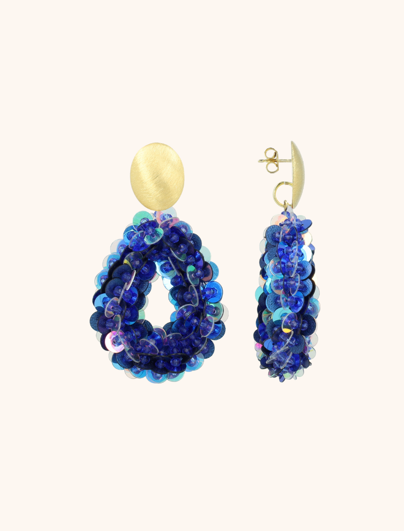 Subtiel, sprankelend en helemaal van nu: de 'Fenna Sequin Drop M' in Blauw. Vervaardigd uit hoogwaardige materialen, met een tijdloze afwerking. Voldoende aanwezig om op te vallen, maar licht genoeg voor dagelijks comfort. Perfect te dragen bij alles, van een linnen jumpsuit tot een feestelijke zomerjurk.