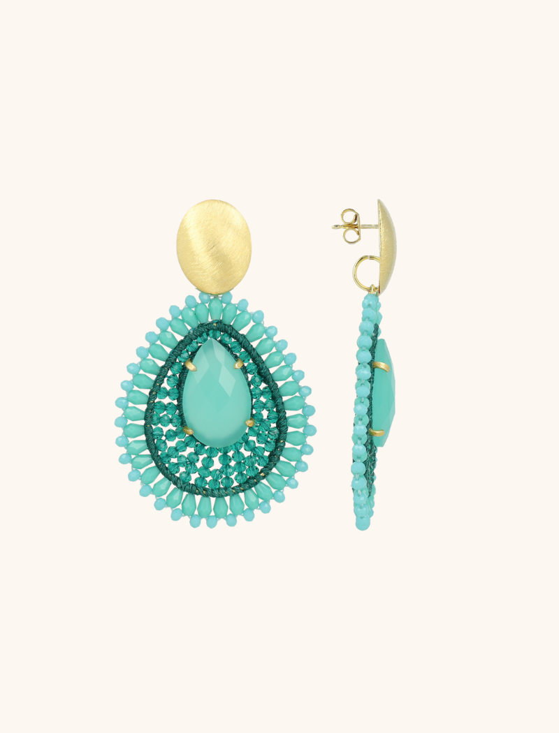 Laat de zomer spreken met de 'Lina Filled Drop w/ Stone' ‚ een expressieve creatie in Turquoise. Vervaardigd uit hoogwaardige materialen, met een tijdloze afwerking. Met een subtiel voelbaar gewicht blijf je comfortabel, zelfs tijdens lange zomerdagen. Combineer met natuurlijke materialen en lichte stoffen voor een instant zomerse look.