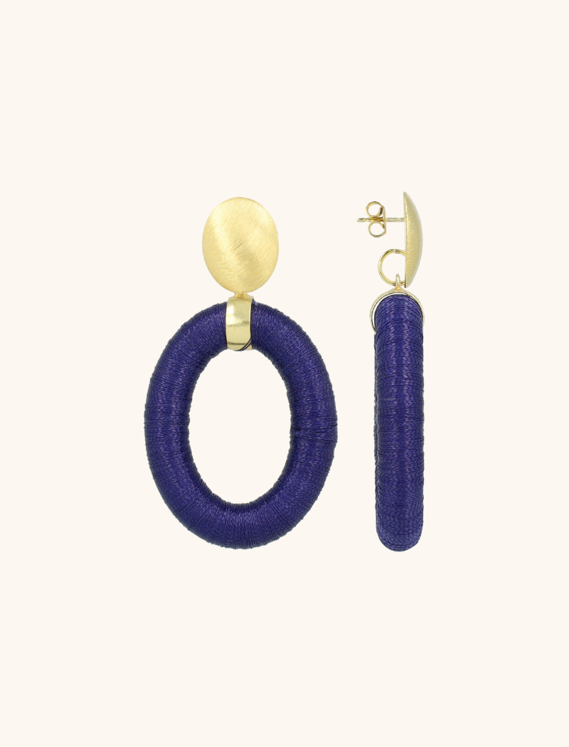 Subtiel, sprankelend en helemaal van nu: de 'FayeOval with Bead Threated' in Blauw. Vervaardigd uit hoogwaardige materialen, met een tijdloze afwerking. Zeer licht van gewicht ‚ je voelt nauwelijks dat je ze draagt, wat ideaal is op warme zomerdagen. Perfect te dragen bij alles van een linnen jumpsuit tot een feestelijke zomerjurk.