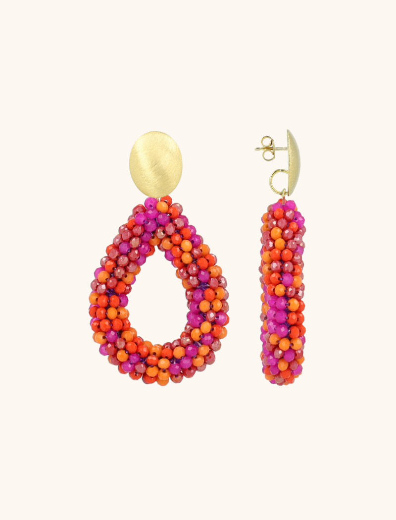 Voeg een stijlvolle twist toe aan je zomerdagen met de 'Berry Drop L' in Fuchsia. Vervaardigd uit klassieke glassberry kraaltjes, met een verfijnde en herkenbare textuur. Je merkt dat je ze draagt ‚ maar op een prettige manier die klasse uitstraalt. De fuchsia tint doet denken aan zwoele zonsondergangen of een ijskoud drankje op het terras. You deserve a LOTT.