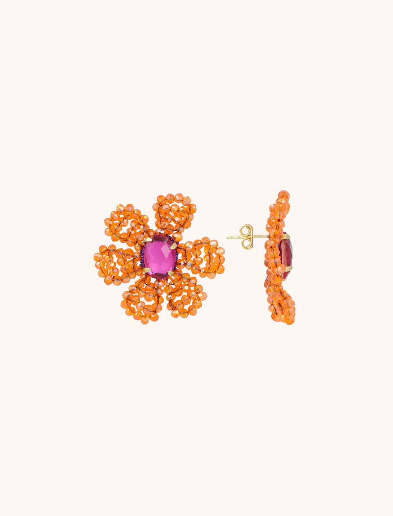 Voeg een stijlvolle twist toe aan je zomerdagen met de 'Madelief Blooming Flower M' in Oranje. Vervaardigd uit hoogwaardige materialen, met een tijdloze afwerking. Licht en elegant ‚ precies goed voor een ontspannen zomerse stijl. Combineer met natuurlijke materialen en lichte stoffen voor een instant zomerse look.