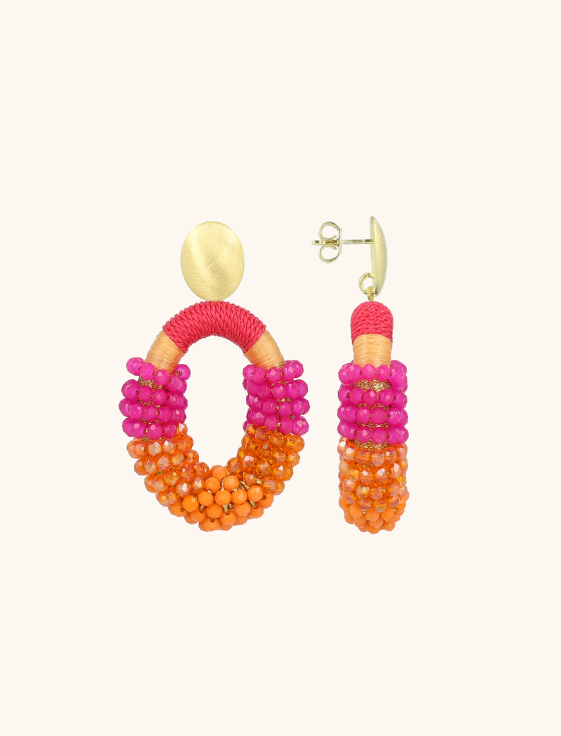 Laat de zomer spreken met de 'Yara Combi Oval M' ‚ een expressieve creatie in Fuchsia. Vervaardigd uit glassberry kraaltjes, met een verfijnde en herkenbare textuur. Zeer licht van gewicht ‚ je voelt nauwelijks dat je ze draagt, wat ideaal is op warme zomerdagen. Perfect te dragen bij alles van een linnen jumpsuit tot een feestelijke zomerjurk.