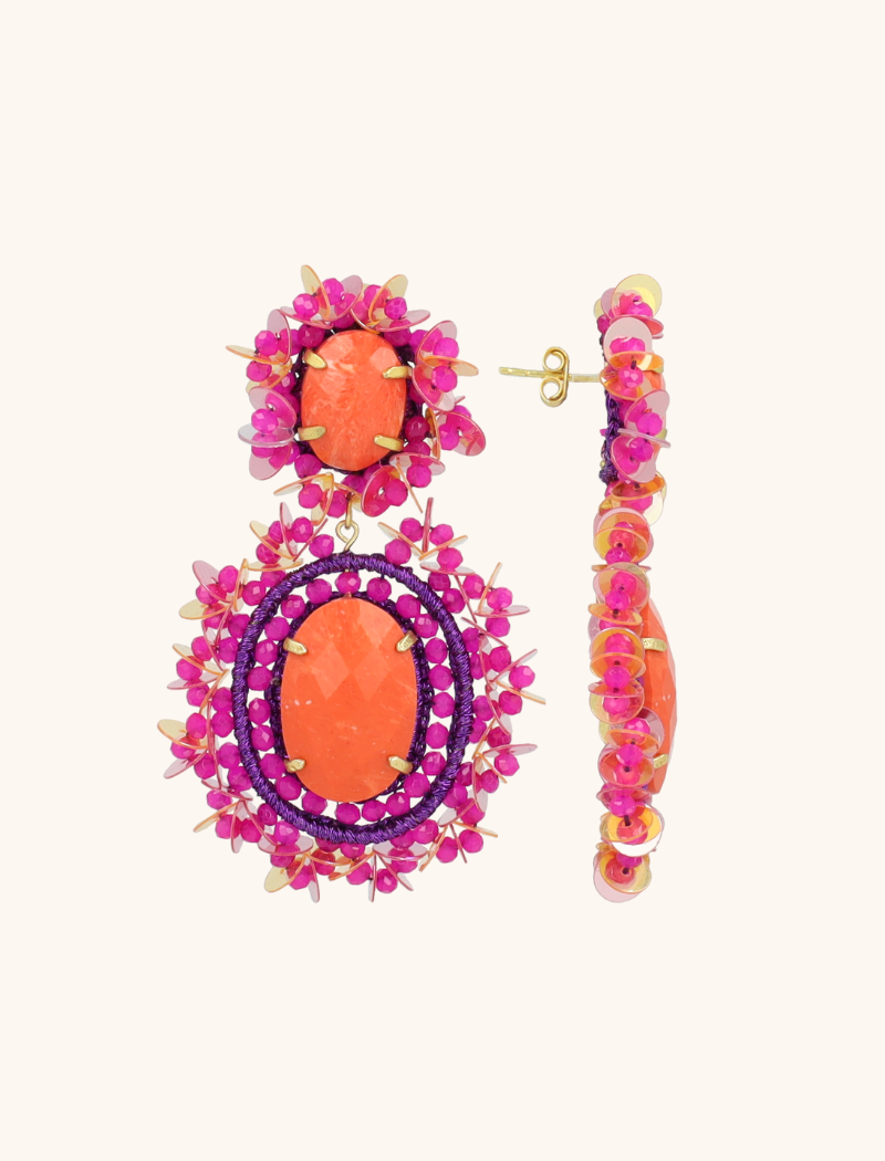 Laat de zomer spreken met de 'Lara Pendant Earring Double w/ Sequins L' ‚ een expressieve creatie in Fuchsia. Vervaardigd uit hoogwaardige materialen, met een tijdloze afwerking. Voldoende aanwezig om op te vallen, maar licht genoeg voor dagelijks comfort. Een kleur die onmiddellijk zomer uitstraalt ‚ ideaal voor een dag aan zee of een avond op het dakterras. You deserve a LOTT.