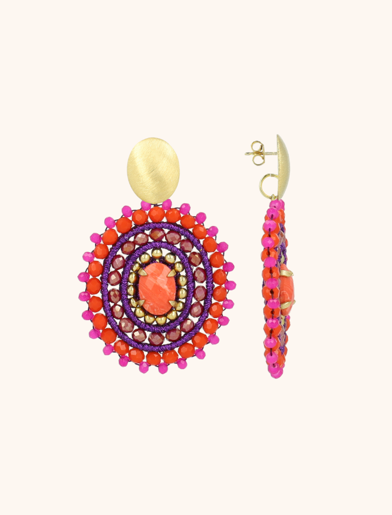De 'Jamie Filled Oval 3 Rings w/ Stone M' in Fuchsia is ontworpen voor zonnige momenten en sprankelende avonden. Vervaardigd uit hoogwaardige materialen, met een tijdloze afwerking. Licht en elegant ‚ precies goed voor een ontspannen zomerse stijl. De turquoise tint doet denken aan zwoele zonsondergangen of een ijskoud drankje op het terras.