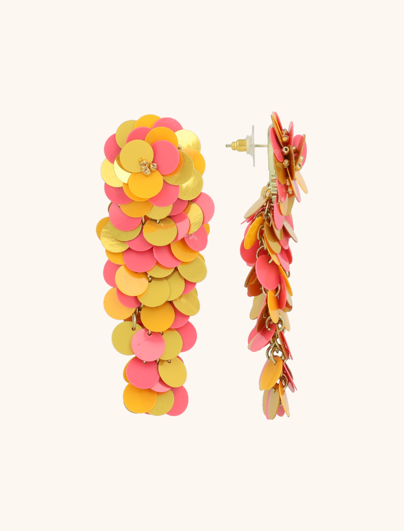 De 'Linde Sequin Flower Waterfall L' in Oranje is ontworpen voor zonnige momenten en sprankelende avonden. Vervaardigd uit hoogwaardige materialen, met een tijdloze afwerking. Je merkt dat je ze draagt ‚ maar op een prettige manier die klasse uitstraalt. Perfect te dragen bij alles van een linnen jumpsuit tot een feestelijke zomerjurk.
