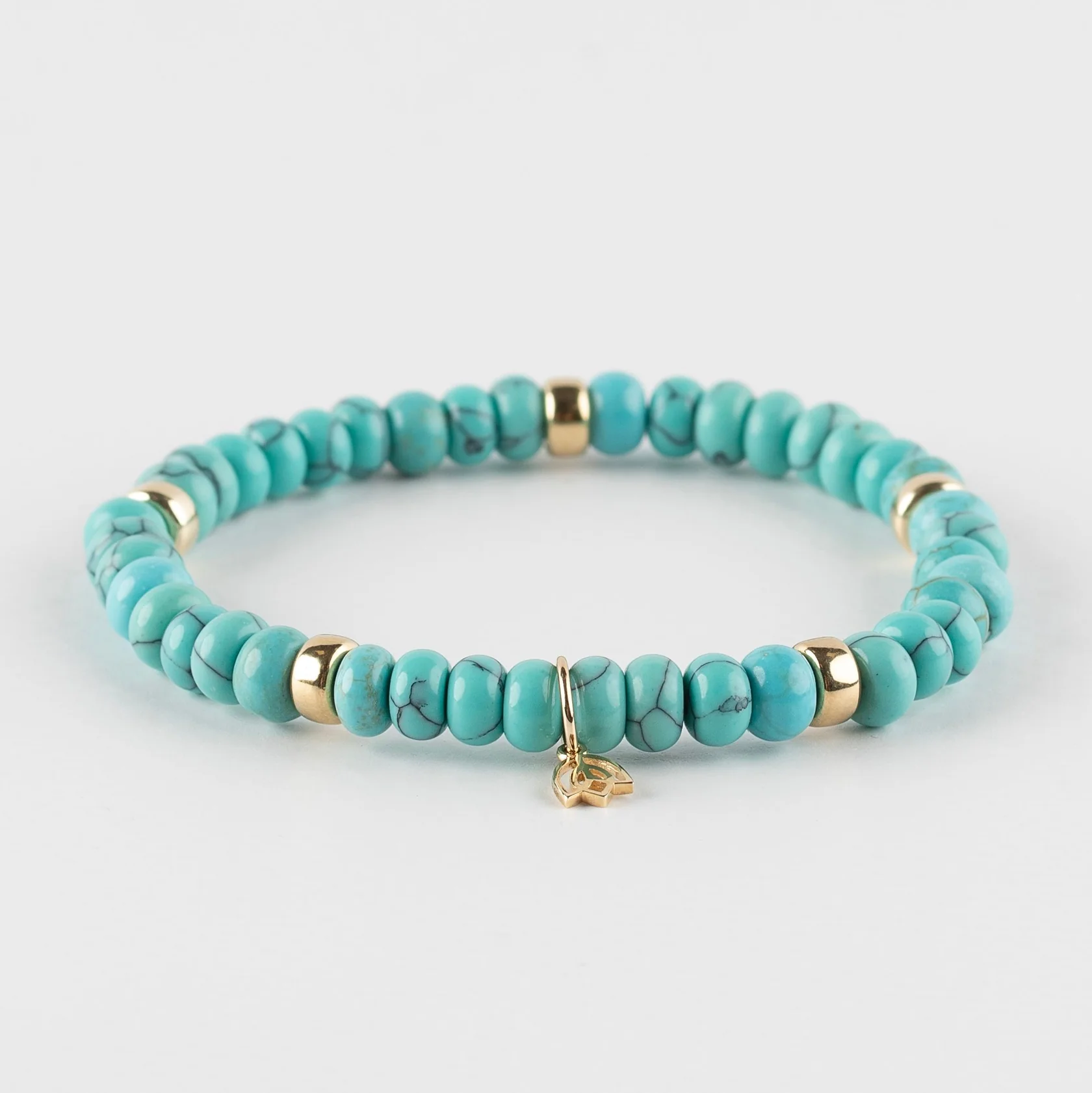 Y&G Turkoois (Gekleurd)

Edelstenen armband (6x4mm kralen) | Vijf 14kt gouden beads (6mm) & tulp logo

Onze armbanden hebben een luxe uitstraling, zijn perfect om solo te dragen, maar je kunt ze uiteraard ook combineren.