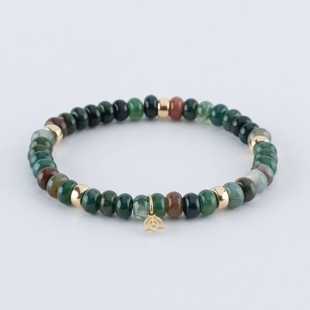 Y&G Mosagaat

Edelstenen armband (6x4mm kralen) | Vijf 14kt gouden beads (6mm) & tulp logo

Onze armbanden hebben een luxe uitstraling, zijn perfect om solo te dragen, maar je kunt ze uiteraard ook combineren.