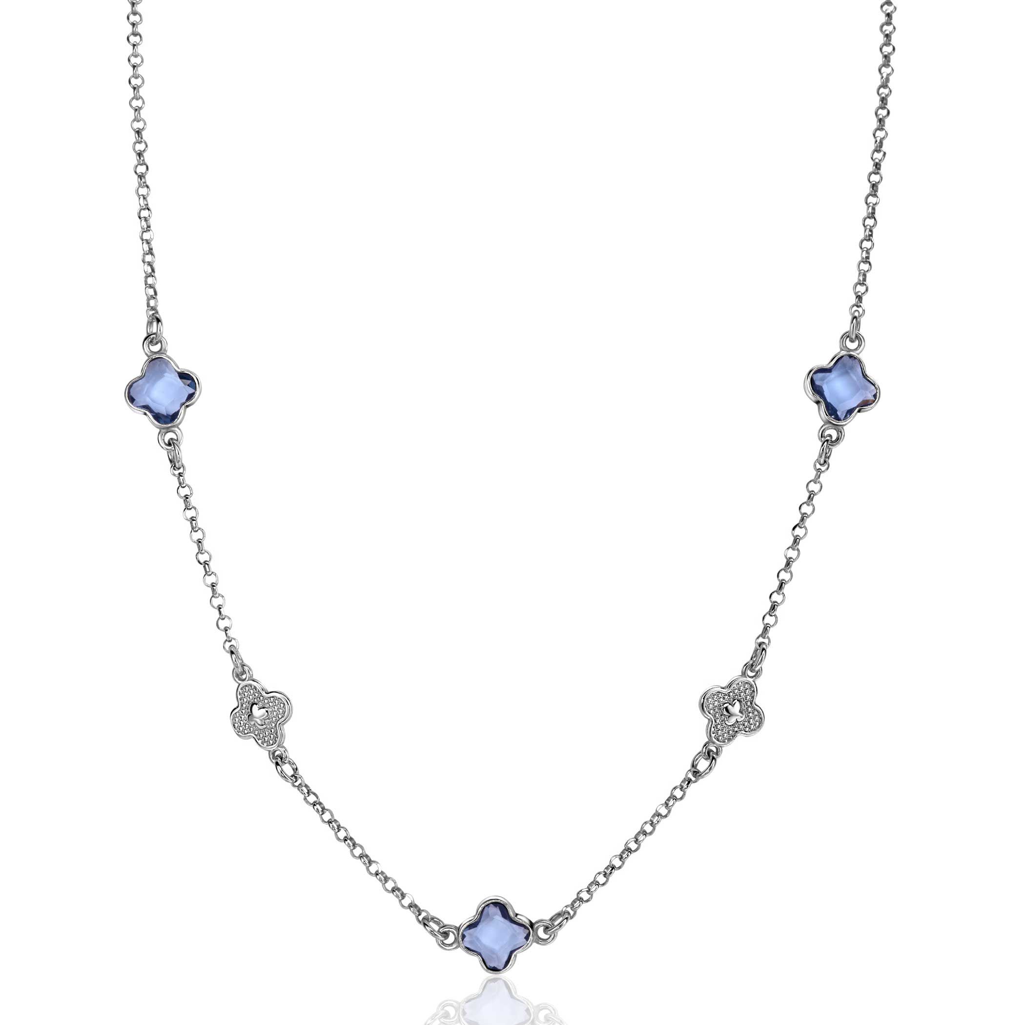 ZINZI zilveren schakel ketting met twee zilveren en drie blauwe klavers, gelijkmatig verdeeld op de hals. De lengte is te variëren tussen 40 en 45 cm. Met herkenbaar Zinzi hartje bij de sluiting. De ketting is vervaardigd van eerste gehalte zilver (925) en voorzien van een extra rodium laag voor een langdurige glans