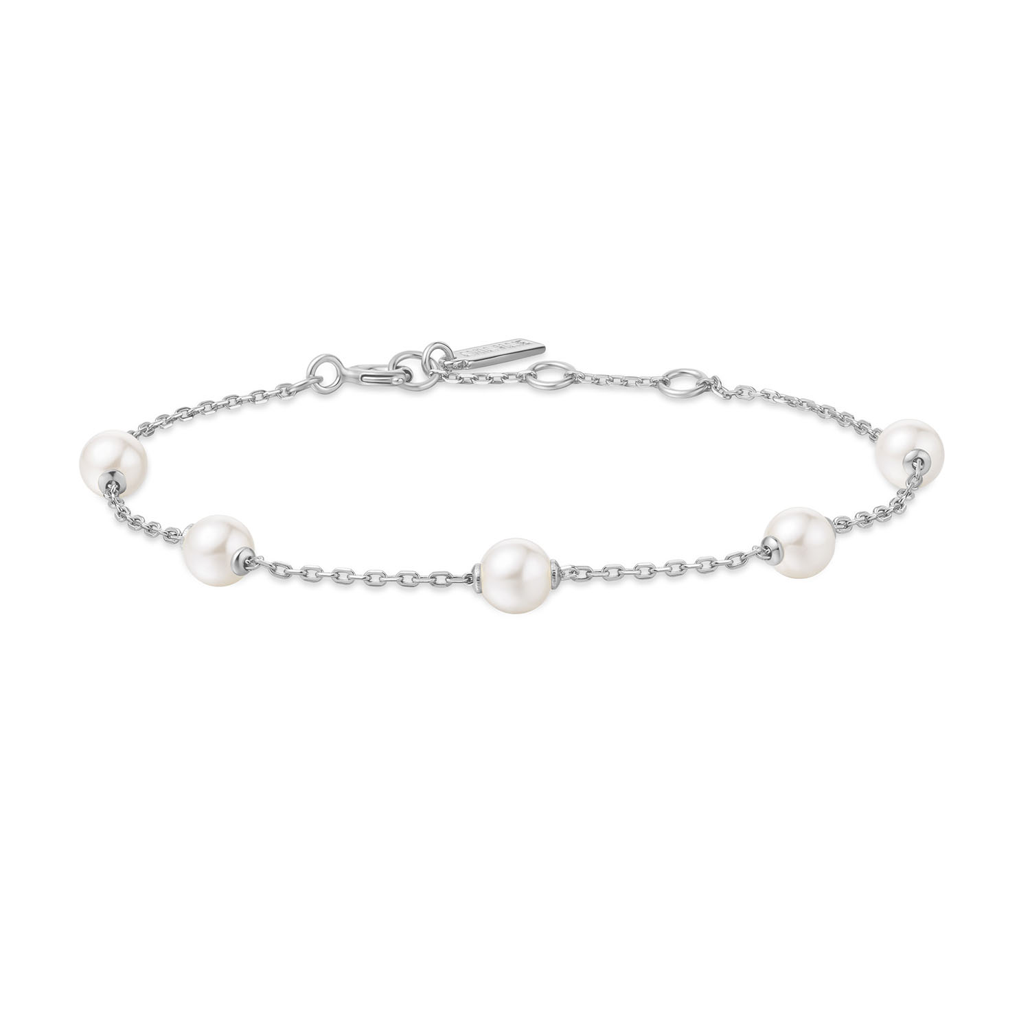 Miss Dainty is ontworpen voor de vrouw die houdt van elegantie met een speelse twist. Deze parelarmband is verfijnd afgewerkt en straalt subtiele charme uit. Perfect voor zowel op het werk als in het dagelijks leven, en ideaal om te combineren met andere armbanden.

HET MERK
Geïnspireerd door de laatste fashion trends is Ania Haie het toonaangevende sieradenmerk voor hoogkwalitatieve maar ook betaalbare zilveren sieraden, zonder op de kwaliteit in te leveren. Iedere collectie is gebaseerd op de laatste catwalktrends, waardoor Ania Haie snel tot hét sieradenmerk voor stijlbewuste consumenten is verkozen. Elk sieraad wordt ontworpen om te combineren met andere sieraden waardoor je je eigen look kunt creëren. Maar ook zijn Ania Haie sieraden opvallend genoeg om op zichzelf te dragen.

SPECIFICATIES
- Ania Haie
- Armband
- 925 zilver met rhodium plating
- Lengte 18,5cm
- AH B065-01H
