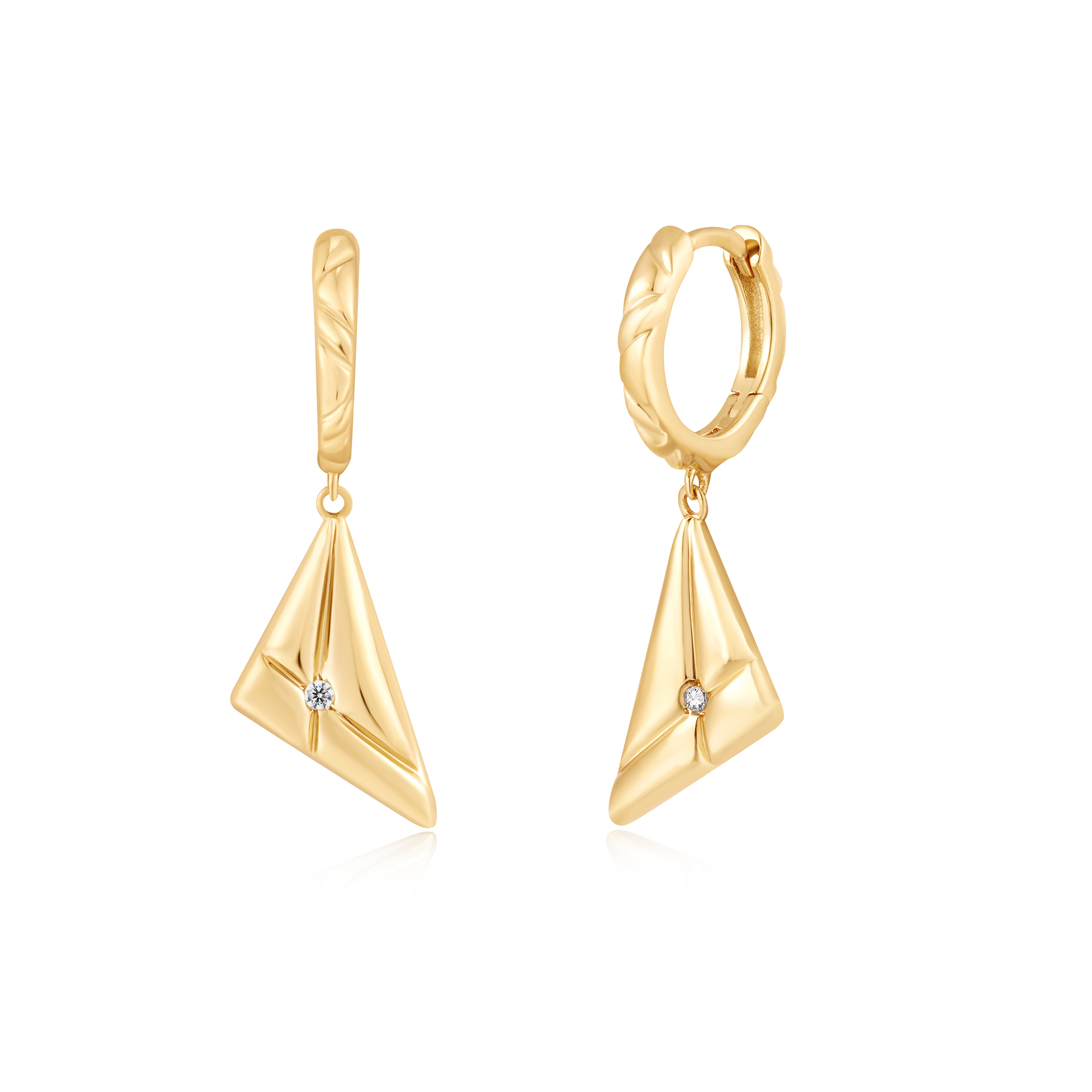 Een verheven klassieker om toe te voegen aan je dagelijkse sieradencollectie, deze minimale maar opvallende druppeloorringen hebben een driehoekige vorm. Ze zijn gemaakt van 14kt verguld sterlingzilver en zijn statement genoeg om alleen te dragen of om te combineren met andere studs, hoops en huggies.

HET MERK
Geïnspireerd door de laatste fashion trends is Ania Haie het toonaangevende sieradenmerk voor hoogkwalitatieve maar ook betaalbare zilveren sieraden, zonder op de kwaliteit in te leveren. Iedere collectie is gebaseerd op de laatste catwalktrends, waardoor Ania Haie snel tot hét sieradenmerk voor stijlbewuste consumenten is verkozen. Elk sieraad wordt ontworpen om te combineren met andere sieraden waardoor je je eigen look kunt creëren. Maar ook zijn Ania Haie sieraden opvallend genoeg om op zichzelf te dragen.

SPECIFICATIES
- Ania Haie
- Oorbellen
- Lengte 25mm
- 925 zilver met gold/ rhodium plating
- AH E059-19G