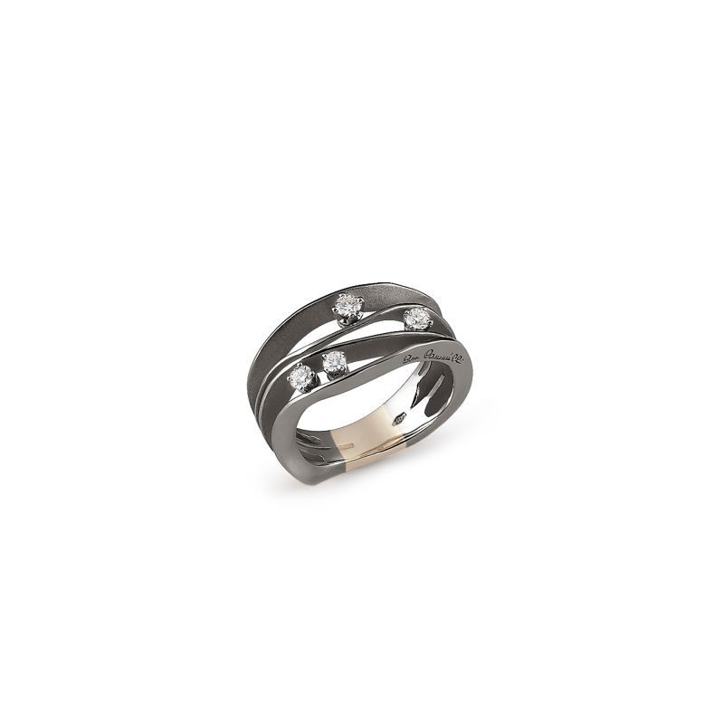 Dune Series Ring, 18Kt Black Lava Gold with Diamonds Tot. 0.27 Crt 

De onregelmatige rondingen van Dune bootsen de dynamiek van woestijnduinen na en worden versterkt door kostbare diamanten tussen zachte bewegingseffecten in. De kostbare afwisseling tussen fluweelachtige oppervlakken in de diepte en glanzend goud op de dunne en onregelmatige gouden randen zijn kenmerkend voor deze collectie en geven driedimensionaliteit aan het juweel.
