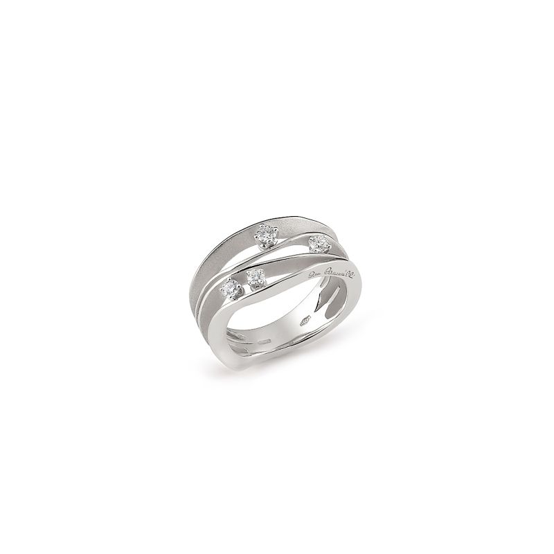 Dune Series Ring, 18Kt White Ice Gold with Diamonds Tot.  0.27Ct

De onregelmatige rondingen van Dune bootsen de dynamiek van woestijnduinen na en worden versterkt door kostbare diamanten tussen zachte bewegingseffecten in. De kostbare afwisseling tussen fluweelachtige oppervlakken in de diepte en glanzend goud op de dunne en onregelmatige gouden randen zijn kenmerkend voor deze collectie en geven driedimensionaliteit aan het juweel.

