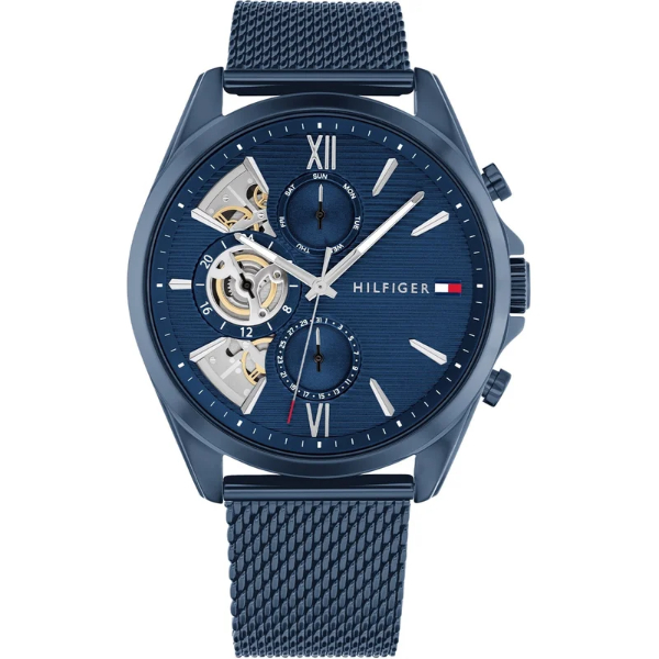 Tommy Hilfiger TH1710648 Horloge Heren Staal Blauw 44mm
Dit specifieke horloge van Tommy Hilfiger uit de Baker serie met artikelnr: TH1710648 is een stoer herenhorloge die zeker in je collectie past. Het stalen herenhorloge heeft een ronde blauwe kast met een gladde bezel en een blauwe wijzerplaat met dag,- datum en 24-uursaanduiding en zilverkleurige wijzers en accenten. De blauwe milanese band is op lengte verstelbaar en heeft een druksluiting. Het horloge heeft een mineraalglas, een doorsnee van 44mm en is 5ATM. 

Het merk:
Sinds de lancering van het merk in 1985 is Tommy Hilfiger wereldwijd bekend geworden als pionier van de klassieke Amerikaanse coole stijl. Geïnspireerd door de iconische popcultuur en het Amerikaanse erfgoed. De dames en herencollectie van dit seizoen bestaan uit minimalistische silhouetten en rustieke lederen details. De herenhorlogecollectie biedt iconische uurwerken met roestvrijstalen, lederen en siliconen banden.

Specificaties:
- Mineraalglas
- Ronde kast 44mm
- Blauwe horlogekast
- Blauwe wijzerplaat
- Blauwe milanese band 
- 5ATM