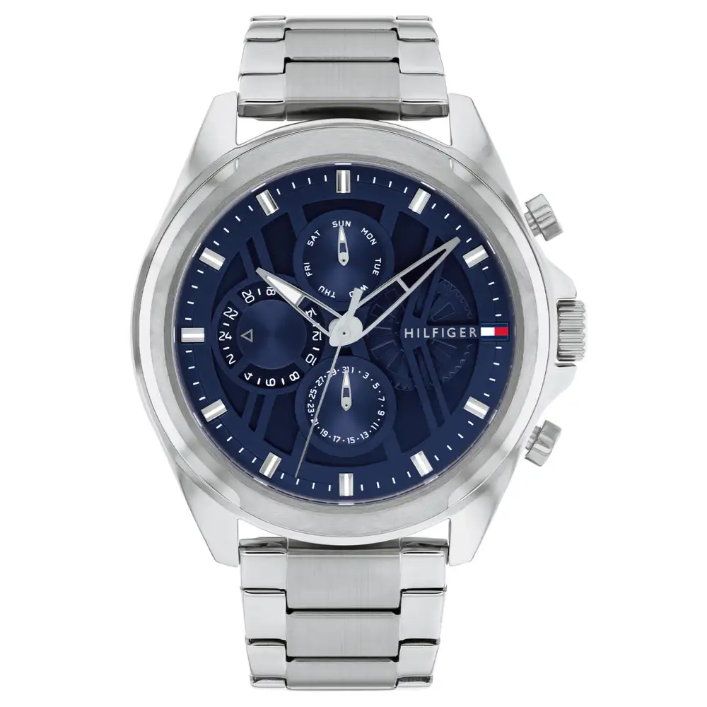 Tommy Hilfiger TH1710656 Horloge Heren Staal Zilverkleurig 48mm
Dit specifieke horloge van Tommy Hilfiger uit de Jax serie met artikelnr: TH1710656 is een luxe herenhorloge die niet in je collectie mag ontbreken. Het stalen herenhorloge heeft een ronde zilverkleurige kast met een matte bezel en een blauwe dubbele wijzerplaat met dag, datum en 24-uursaanduiding. Aan de kast zit een zilverkleurige mat glanzende schakelband met vouwsluiting. Het horloge heeft een mineraalglas, een doorsnee van 48mm en is 5ATM.  

Het merk:
Sinds de lancering van het merk in 1985 is Tommy Hilfiger wereldwijd bekend geworden als pionier van de klassieke Amerikaanse coole stijl. Geïnspireerd door de iconische popcultuur en het Amerikaanse erfgoed. De dames en herencollectie van dit seizoen bestaan uit minimalistische silhouetten en rustieke lederen details. De herenhorlogecollectie biedt iconische uurwerken met roestvrijstalen, lederen en siliconen banden.

Specificaties:
- Mineraalglas
- Ronde kast 48mm
- Zilverkleurige horlogekast
- Blauwe wijzerplaat
- Zilverkleurige schakelband 
- 5ATM