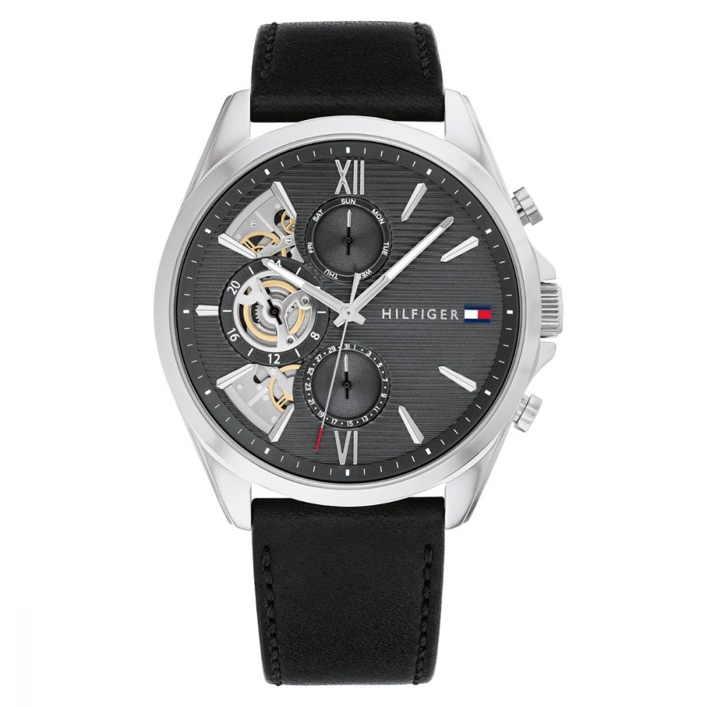 Tommy Hilfiger TH1710644 Horloge Heren Staal Zilverkleurig 44mm
Dit specifieke horloge van Tommy Hilfiger uit de Baker serie met artikelnr: TH1710644 is een stoer herenhorloge die zeker in je collectie past. Het leren herenhorloge heeft een ronde zilverkleurige kast met een gladde bezel en een donkergrijze wijzerplaat met dag,- datum en 24-uursaanduiding en zilverkleurige wijzers en accenten. De zwarte lerenband is op lengte verstelbaar en heeft een gespsluiting. Het horloge heeft een mineraalglas, een doorsnee van 44mm en is 5ATM. 

Het merk:
Sinds de lancering van het merk in 1985 is Tommy Hilfiger wereldwijd bekend geworden als pionier van de klassieke Amerikaanse coole stijl. Geïnspireerd door de iconische popcultuur en het Amerikaanse erfgoed. De dames en herencollectie van dit seizoen bestaan uit minimalistische silhouetten en rustieke lederen details. De herenhorlogecollectie biedt iconische uurwerken met roestvrijstalen, lederen en siliconen banden.

Specificaties:
- Mineraalglas
- Ronde kast 44mm
- Zilverkleurige horlogekast
- Donkergrijze wijzerplaat
- Zwarte leren band 
- 5ATM