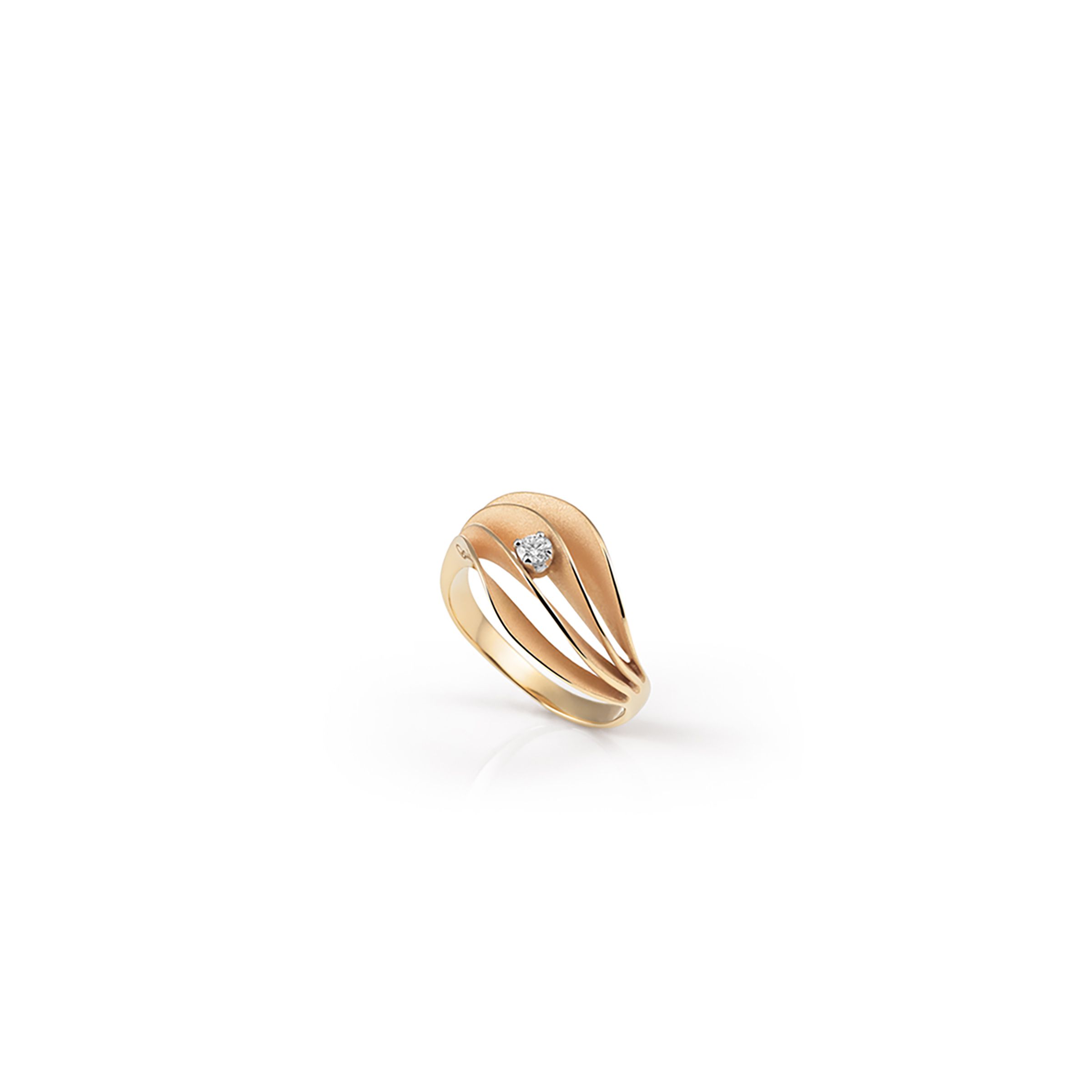  18Kt Orange Apricot Gold with 0.08Crt Diamond

De buitengewone driedimensionaliteit van Velaa Star komt voort uit het oorspronkelijke samenspel tussen de gouden golven en de ruimte die ze doorkruist, in een opeenvolging van overzichtelijke lijnen die de onregelmatige kenmerken van Dune vereenvoudigen en de volumes versterken, met behoud van de karakteristieke glanzende en fluweelachtige afwerking. Een enkele diamant in het midden versterkt de aangename golvende geometrie van deze serie.


