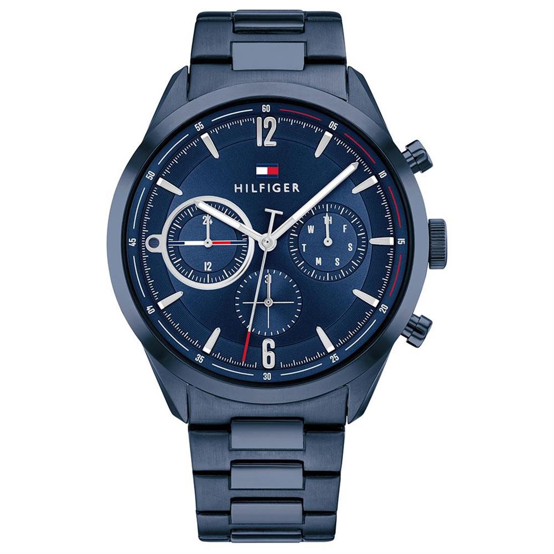 Dit donkerblauwe horloge met geïoniseerde schakelband en Tommy Hilfiger-details op de wijzerplaat is even opvallend als klassiek.