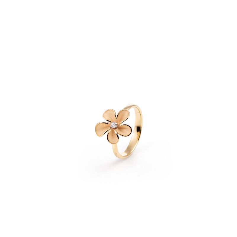 Cherry Bloom vangt de gratie en lichtheid van kersenbloesems in de lente en viert de tijdloze savoir-faire van het Maison op het gebied van bloemenvakmanschap. Met zijn speelse maar delicate allure belichaamt deze collectie veelzijdigheid en dynamiek, in de kenmerkende stijl van Cammilli. De satijnen Aetherna-afwerking streelt zachtjes het oppervlak als licht dat door bloemblaadjes valt, terwijl de gepolijste rand de driedimensionale elegantie accentueert. Cherry Bloom is ook verkrijgbaar in een versie die is verbeterd met een met diamanten bezet profiel en voegt een vleugje verfijnde helderheid toe aan degenen die het dragen.