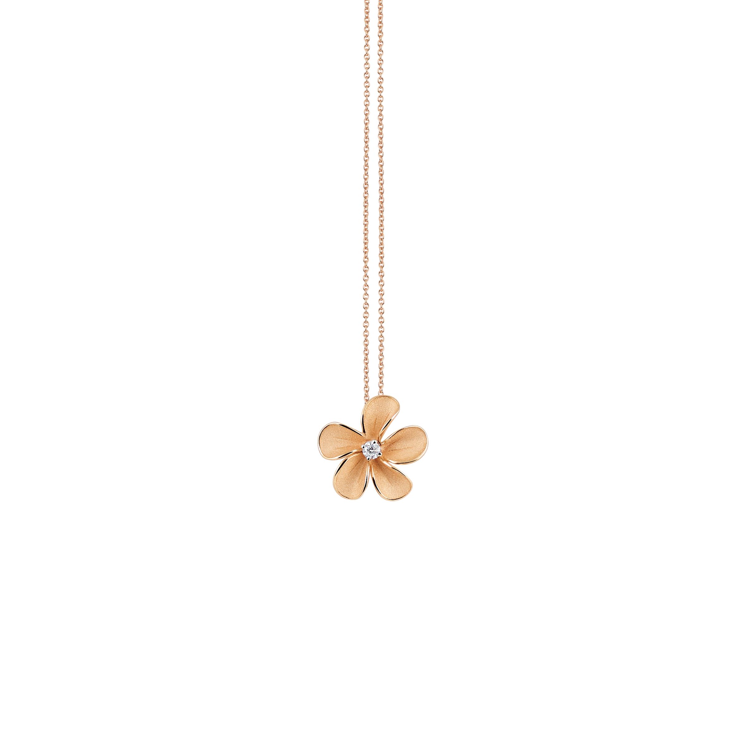 Cherry Bloom vangt de gratie en lichtheid van kersenbloesems in de lente en viert de tijdloze savoir-faire van het Maison op het gebied van bloemenvakmanschap. Met zijn speelse maar delicate allure belichaamt deze collectie veelzijdigheid en dynamiek, in de kenmerkende stijl van Cammilli. De satijnen Aetherna-afwerking streelt zachtjes het oppervlak als licht dat door bloemblaadjes valt, terwijl de gepolijste rand de driedimensionale elegantie accentueert. Cherry Bloom is ook verkrijgbaar in een versie die is verbeterd met een met diamanten bezet profiel en voegt een vleugje verfijnde helderheid toe aan degenen die het dragen.