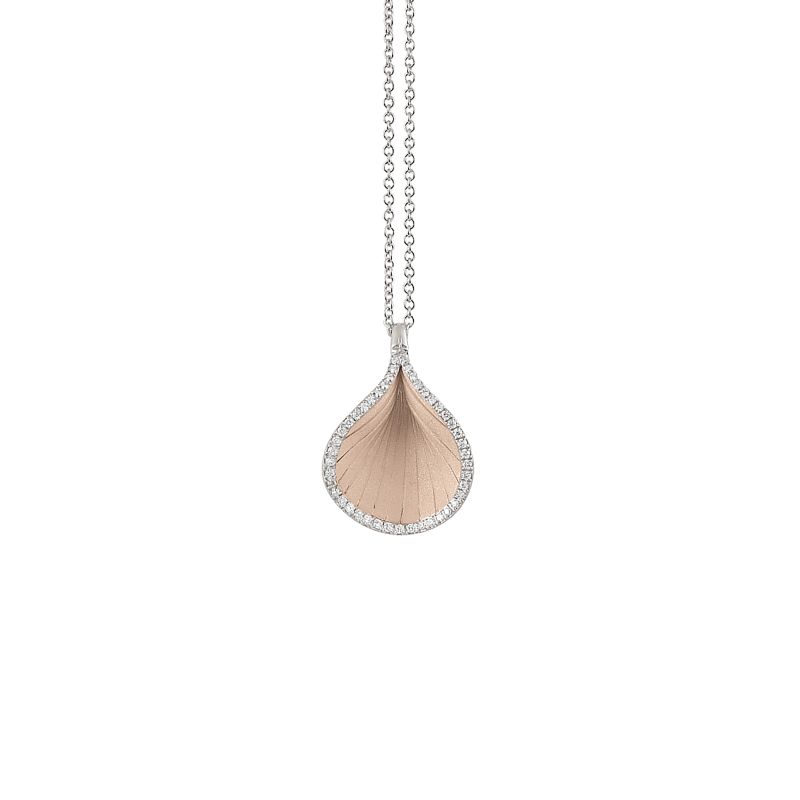 Goccia
Kleine en delicate druppels in 18kt goud verfraaid met een rand van diamanten. De juwelen van deze serie zijn gemakkelijk te dragen en passen zich aan elke look aan. Elegant of casual, kleurrijk of monochroom: er is een Goccia voor elke smaak!