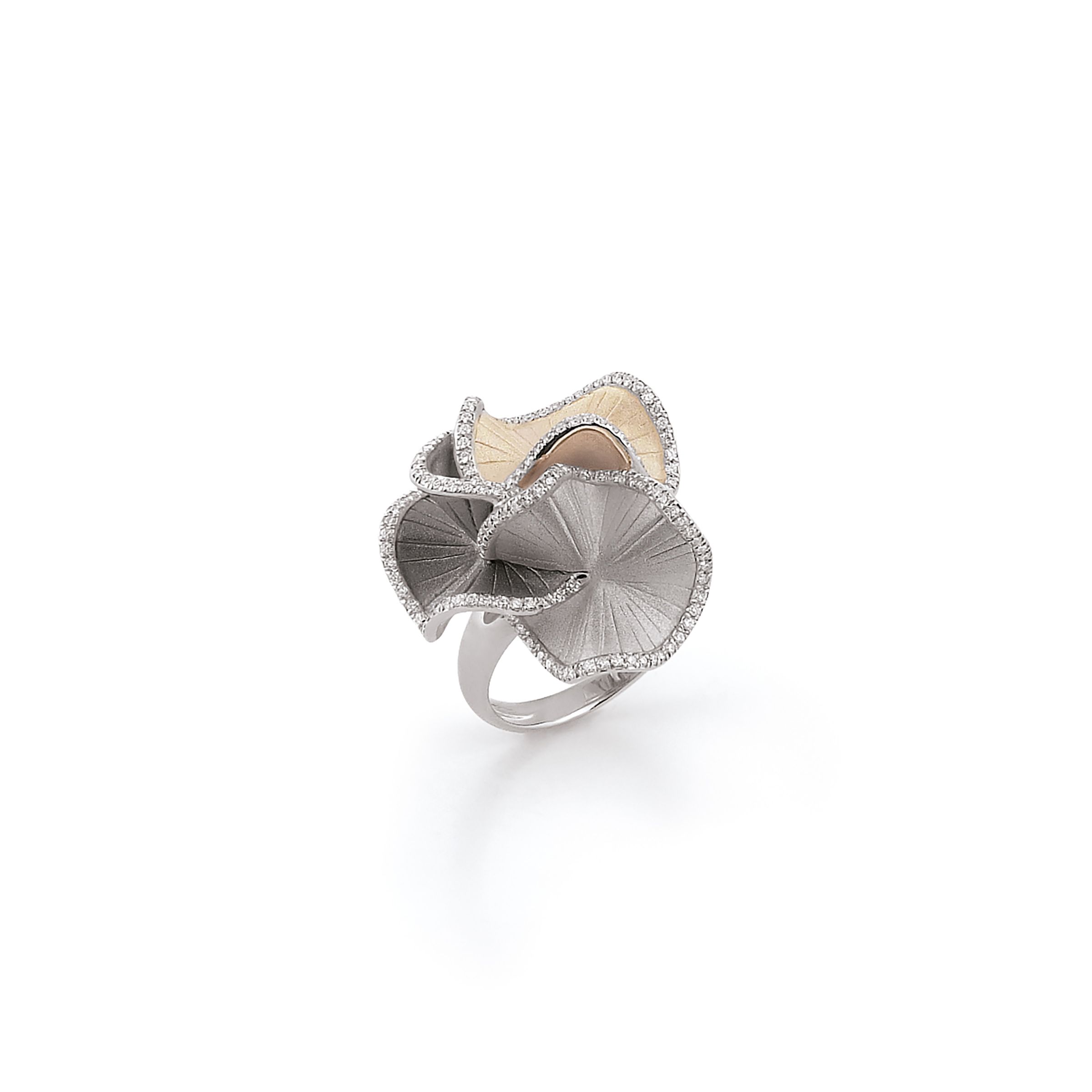 De sieraden van deze serie combineren vorm- en kleureffecten en de zacht afgevlakte rondingen geven een grote diepte aan elk afzonderlijk juweel. De Sultana-collectie is ontworpen voor een stijlvolle vrouw die gefascineerd is door originele sieraden.