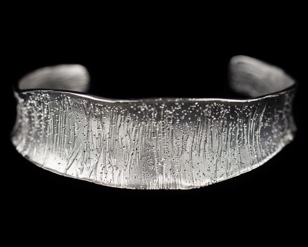Sanjoya - Leuke en smalle slavenarmband uit de streepjescollectie van sterling zilver, mat en gediamanteerd. Small - PRE0217002.1.1