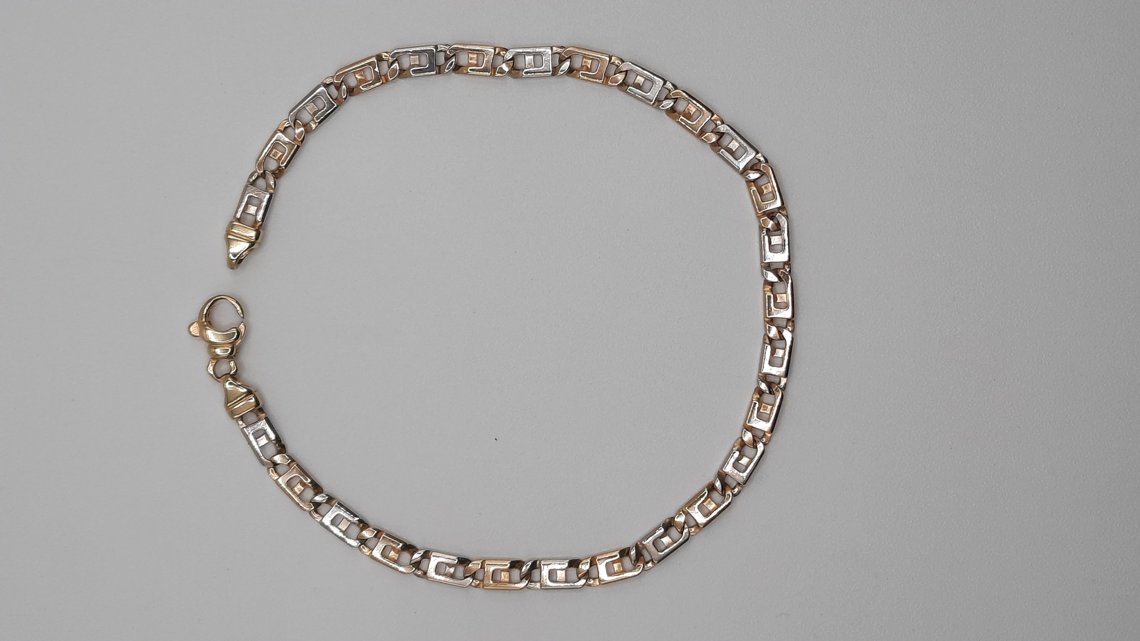 Deze gouden armband, modelnummer 0002437, van een onbekend merk, is een luxe 18-karaats juweel. Met zijn grootte van 24 en prachtig goud-zilver kleurig ontwerp is hij een perfecte aanvulling op elke pols. Draag deze elegante armband solo voor een verfijnde look of combineer met andere armbanden voor een trendy, gelaagd effect.
