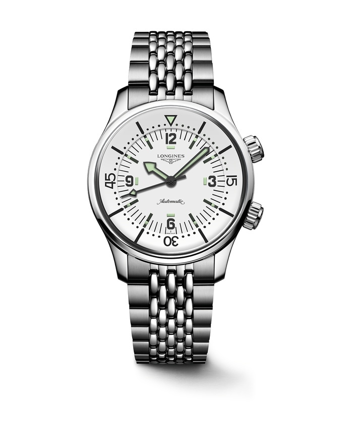 Dit Longines horloge behoort tot de Legend Diver collectie.
Referentienummer: L3.764.4.16.6

De Longines is voorzien van een automatisch kaliber L888 uurwerk met een gangreserve van 72 uur. De kast en band zijn gemaakt van roestvrij staal. Het horloge heeft een diameter van 39 mm en is getest op een waterdichtheid van 30 ATM / 300 meter. Het horloge is dus perfect geschikt als duikershorloge. Dankzij de Super- LumiNova op de wijzers en indexen is het horloge ook in het donker duidelijk af te lezen. Het horloge heeft een krasbestendig saffierglas met meerdere lagen anti-reflecterende coating aan beide zijden

Horloges van Longines met automatische uurwerken genieten van een verlengde fabricagegarantie van 5 jaar. Deze langere garantieperiode onderstreept de uitzonderlijke kwaliteit en het vakmanschap van de automatische uurwerken van Longines

