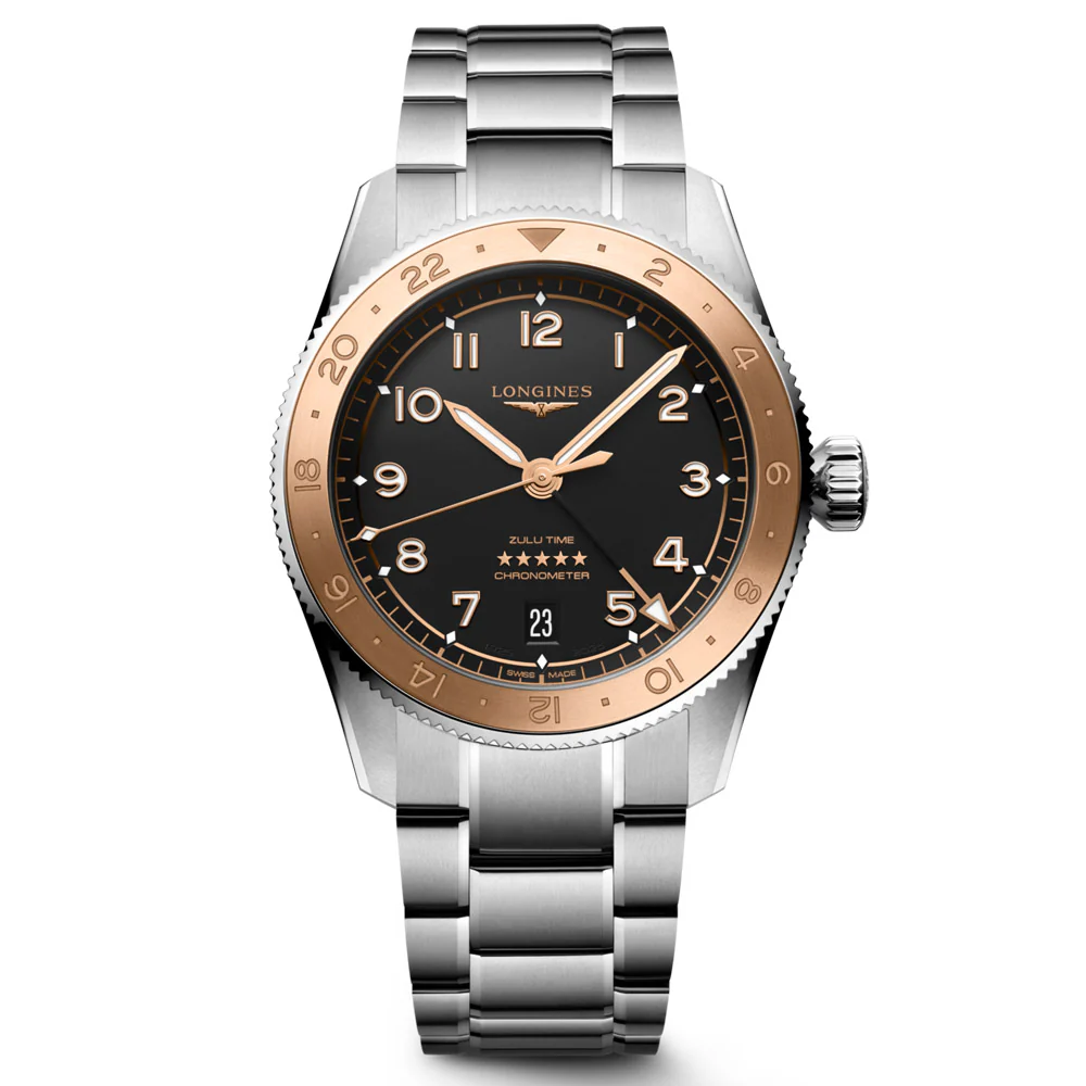 Dit Longines horloge behoort tot de Spirit collectie.
Referentienummer:  L3.803.5.53.6

De Longines is voorzien van een automatisch kaliber L844.4 uurwerk met een gangreserve van 72 uur. De kast is gemaakt van roestvrij staal en 18-karaats roségouden cap 200 en de band van edelstaal. Het horloge heeft een diameter van 39 mm en is getest op een waterdichtheid van 10 ATM / 100 meter. Dankzij de Super- LumiNova op de wijzers en indexen is het horloge ook in het donker duidelijk af te lezen. Het horloge heeft een krasbestendig saffierglas met meerdere lagen anti-reflecterende coating aan beide zijden. Dit horloge heeft een mat zwarte wijzerplaat met vergulde wijzers en indexen. Het automatische uurwerk is COSC Chronometer gecertificeerd.

Horloges van Longines met automatische uurwerken genieten van een verlengde fabricagegarantie van 5 jaar. Deze langere garantieperiode onderstreept de uitzonderlijke kwaliteit en het vakmanschap van de automatische uurwerken van Longines.

Maak u klaar om op te stijgen met de LONGINES ZULU TIME 1925: een echt GMT-horloge ter gelegenheid van de 100e verjaardag van het eerste polshorloge met dubbele tijdweergave. Net als onze Ambassador of Elegance, Henry Cavill, blijft u verbonden, zelfs als u ver weg bent.
