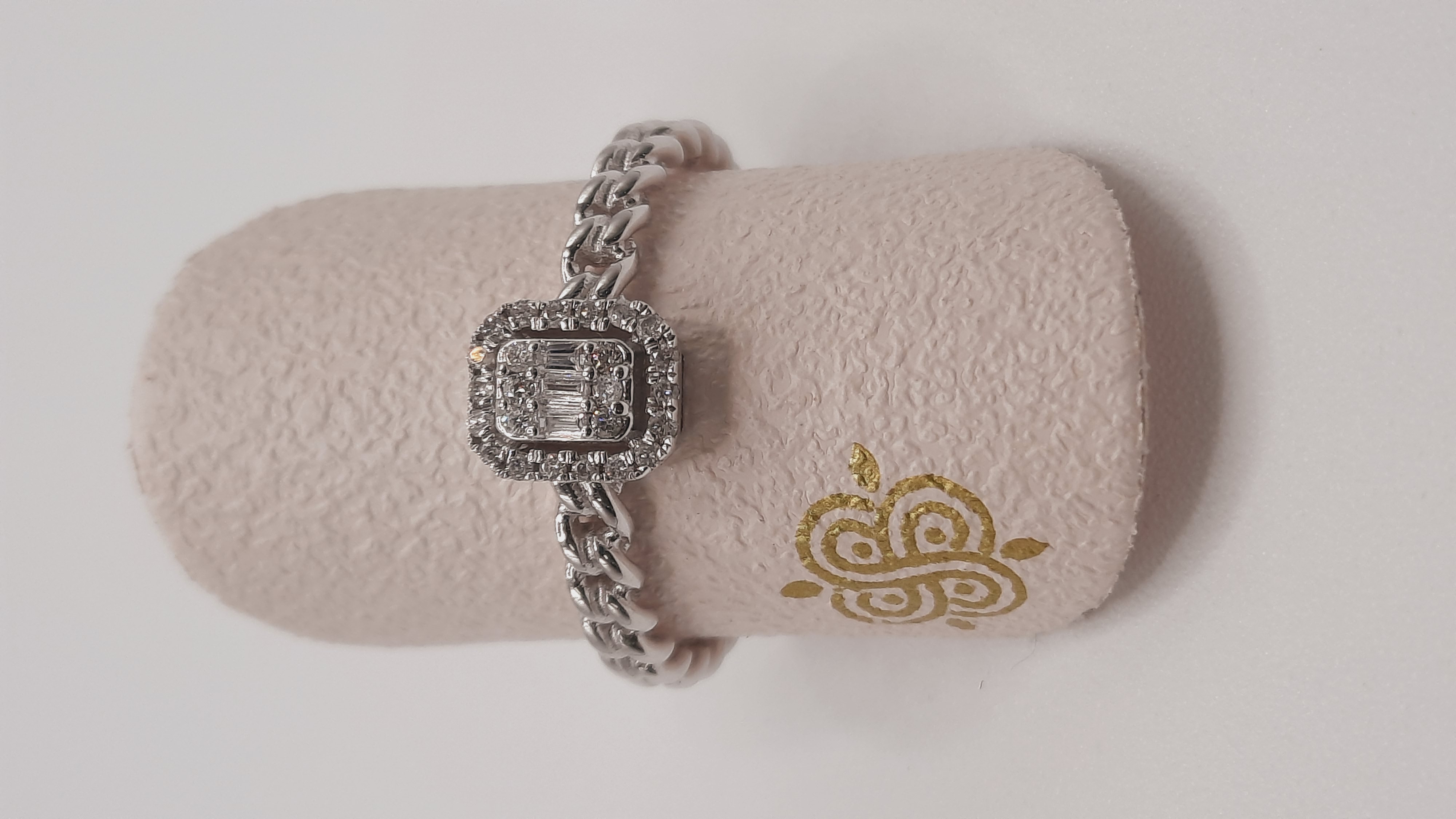 Deze prachtige Diamanten Verlovingsring, modelnummer 0002438, is een ware blikvanger. Met zijn 14-karaats witgouden band en schitterende diamanten, is deze ring ideaal voor een verloving. Draag deze elegante ring op de speciale dag van je aanzoek en geef een sprankelend en blijvend symbool van jullie liefde. Perfect in maat 53.