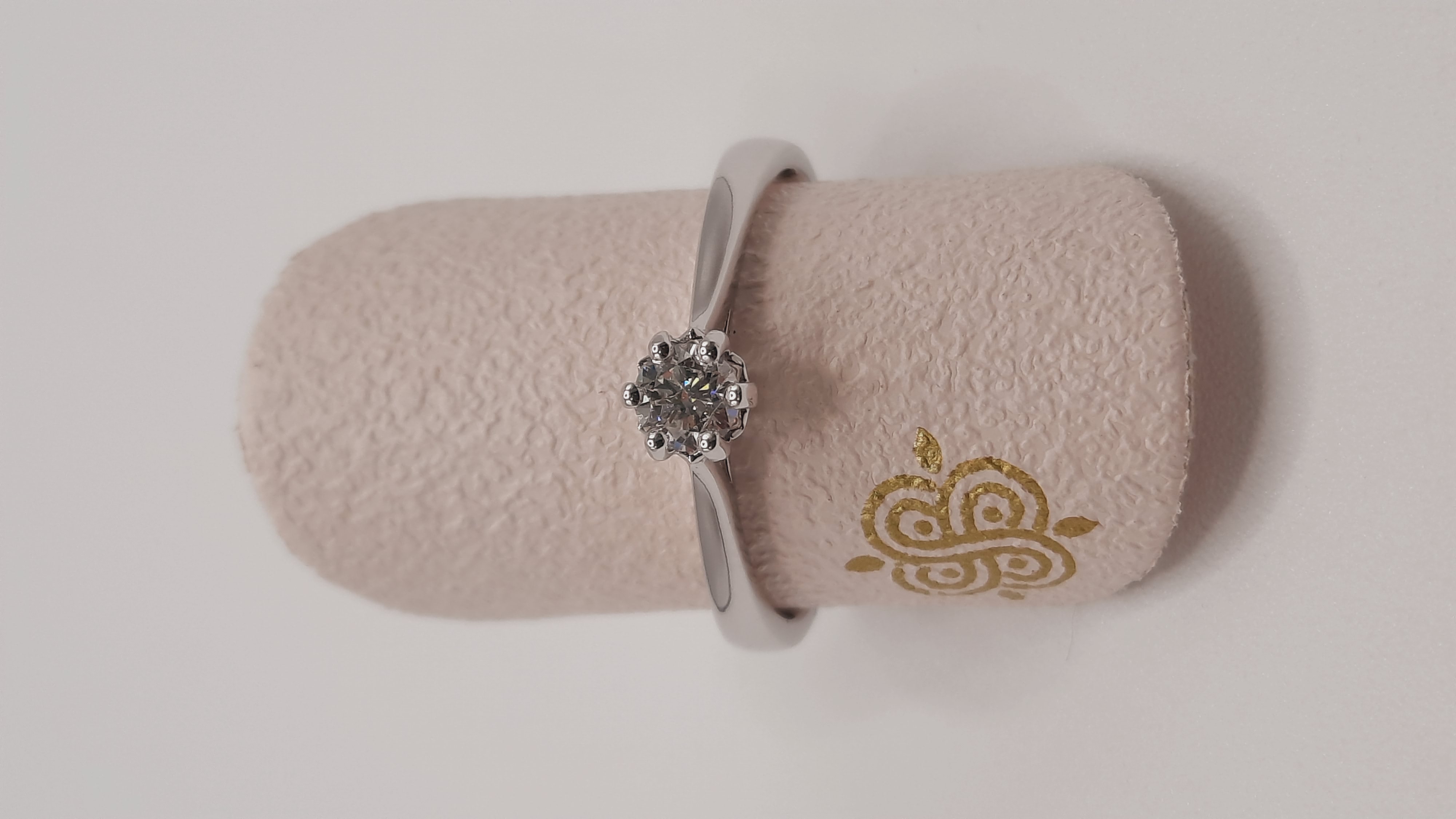 De Diamanten Verlovingsring, modelnummer 0002439, is een prachtige 14-karaats witgouden ring. Deze ring heeft een briljant geslepen diamant met zuiverheid SI1 en kleur F. Perfect voor een verloving. Draag hem op de ringvinger van je linkerhand om jullie eeuwige liefde te symboliseren. Een tijdloze keuze voor een speciale dag.