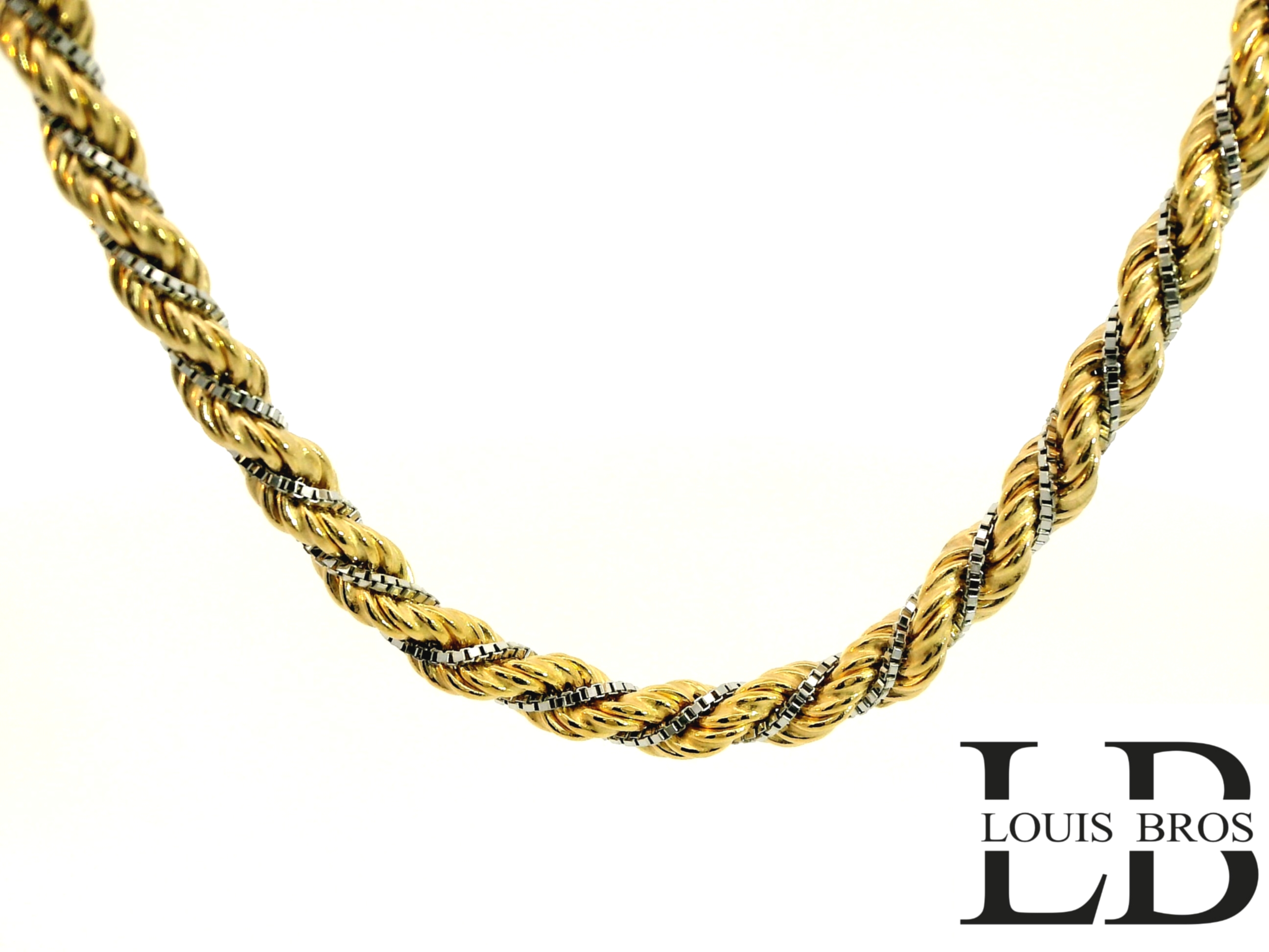 Dit elegante 14 karaat bicolor gouden collier (11.25 gr) is een tijdloos en stijlvol sieraad voor dames. Het collier heeft een prachtige gedraaide touwstructuur waarbij geelgoud en witgoud harmonieus zijn verweven, wat zorgt voor een luxueuze en sprankelende uitstraling. De combinatie van de twee goudkleuren maakt het collier veelzijdig en eenvoudig te combineren met zowel geelgouden als witgouden sieraden.

Met zijn robuuste en toch verfijnde ontwerp is dit collier perfect voor zowel dagelijks gebruik als speciale gelegenheden. De hoogwaardige afwerking garandeert duurzaamheid en draagcomfort. Een sieraad dat niet alleen elegantie uitstraalt, maar ook vakmanschap van hoge kwaliteit.

Kenmerken:

Type: Collier / Ketting

Materiaal: 14 karaat goud

Kleur: Bicolor (geelgoud en witgoud)

Design: Gedraaide touwketting

Geslacht: Dames

Merk: Louis Bros (LB)
