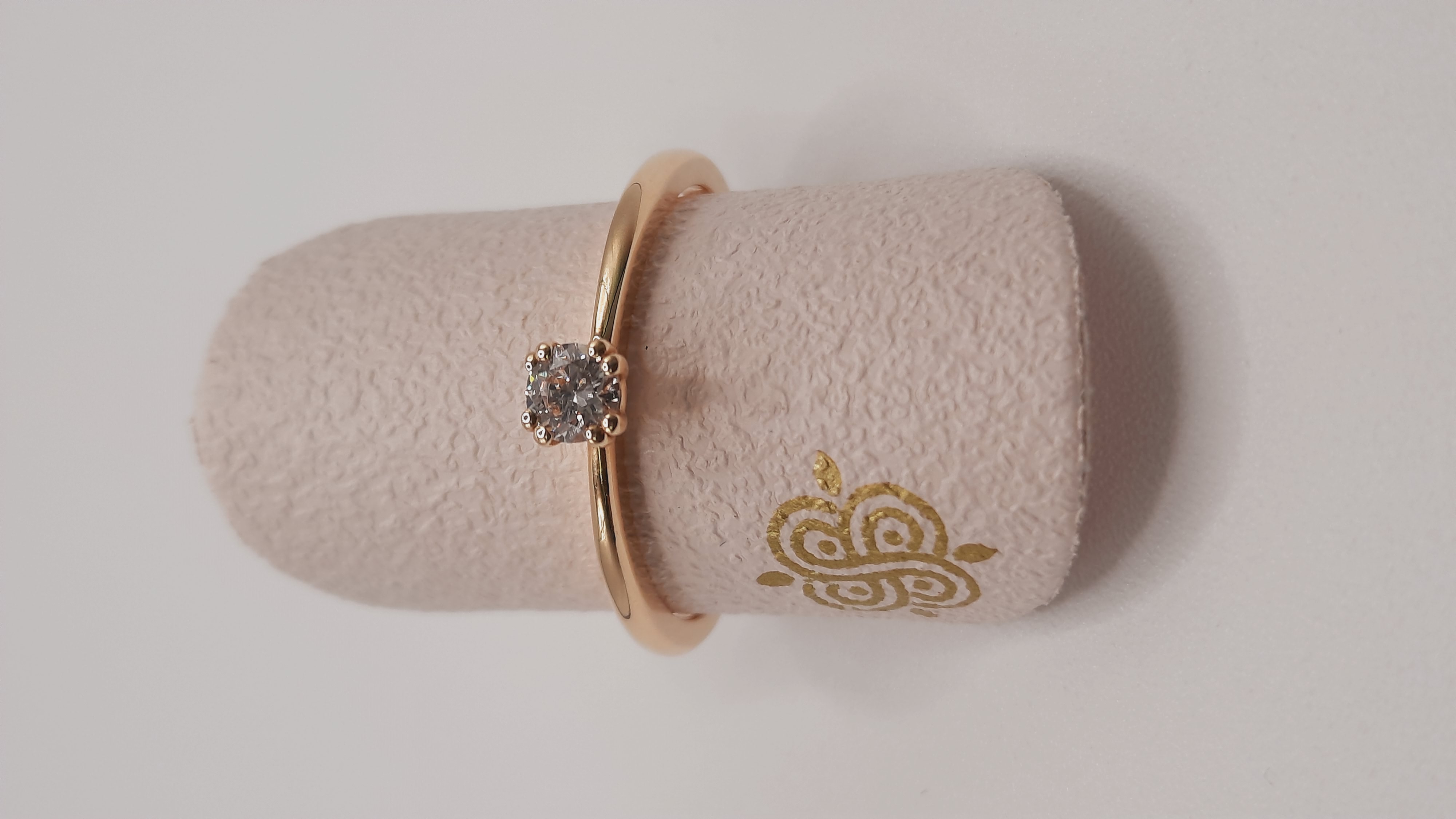 De Diamanten Verlovingsring model 0002440 is een prachtige gouden ring van 14-karaat, ideaal voor een verloving. De ring heeft een briljant geslepen diamant van hoge kwaliteit (SI1-puurheid, F-kleur). Met een maat van 53 en goudkleurige uitstraling, is deze tijdloze ring perfect om te dragen bij speciale gelegenheden. Voeg een vleugje luxe toe aan je bijzondere moment.